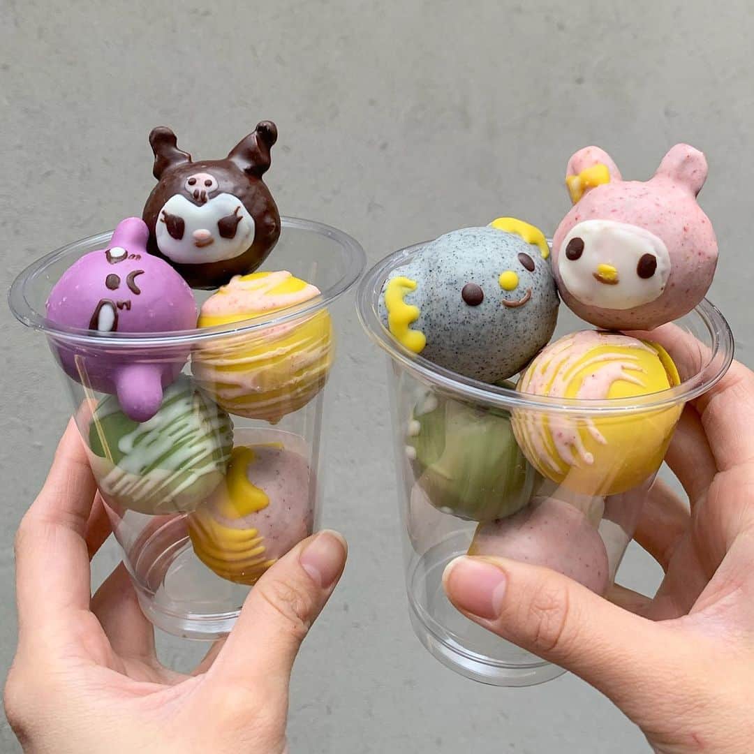 Yukaのインスタグラム：「ハッピーバレンタイン💕 マイメロとクロミのコロコロドーナツ 🎀 昨日自分が欲しかったマイメロとクロミちゃんのチョコドーナツ買っちゃった🥺 クオリティ高すぎ🤩 見た目だけじゃなくて味も美味しかった🥴 - 祝大家情人節快樂🍫 今年沒時間做巧克力給男友 直接買了godiva的巧克力送他 另外還加碼預購了自己很想要的美樂蒂和庫洛米的甜甜圈🍩 超級宇宙無敵霹靂可愛🥺🥺🥺💕 重點還很好吃！  #happyvalentine#happyvalentinesday#valentines#mymelody#kuromi#sanrio#japan#donuts#chocolate#choco#バレンタイン#ハッピーバレンタイン#チョコレート#チョコ#クロミ#マイメロ#マイメロディ#ドーナツ#フロレスタ#キャラクター#サンリオキャラクター#サンリオ#コロコロドーナツ#かわいい#デート#カップル」