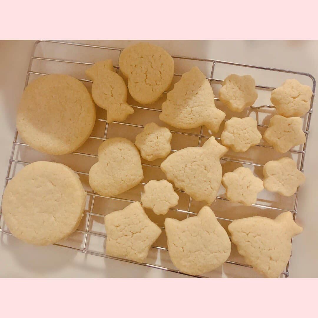 夏目綾さんのインスタグラム写真 - (夏目綾Instagram)「🌹Happy Valentine's Day🌹  クッキー作りました！✨アイシングのデコレーション初めてやったけど楽しかった！ でもめっちゃ失敗もしたからまたチャレンジします！！ #バレンタイン #アイシングクッキー #valentine #happyvalentinesday」2月14日 20時53分 - natsumeaya79
