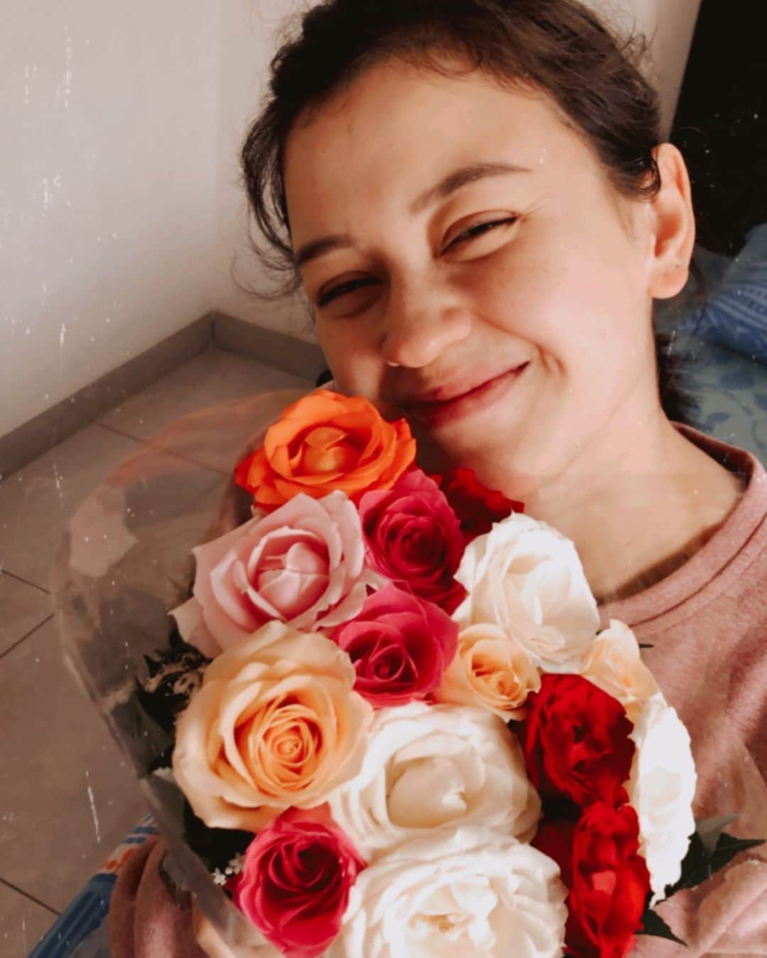 Kimberly Ryderのインスタグラム：「Hehehe inget dia... 😏 I love you @edward_akbar. 🥰」