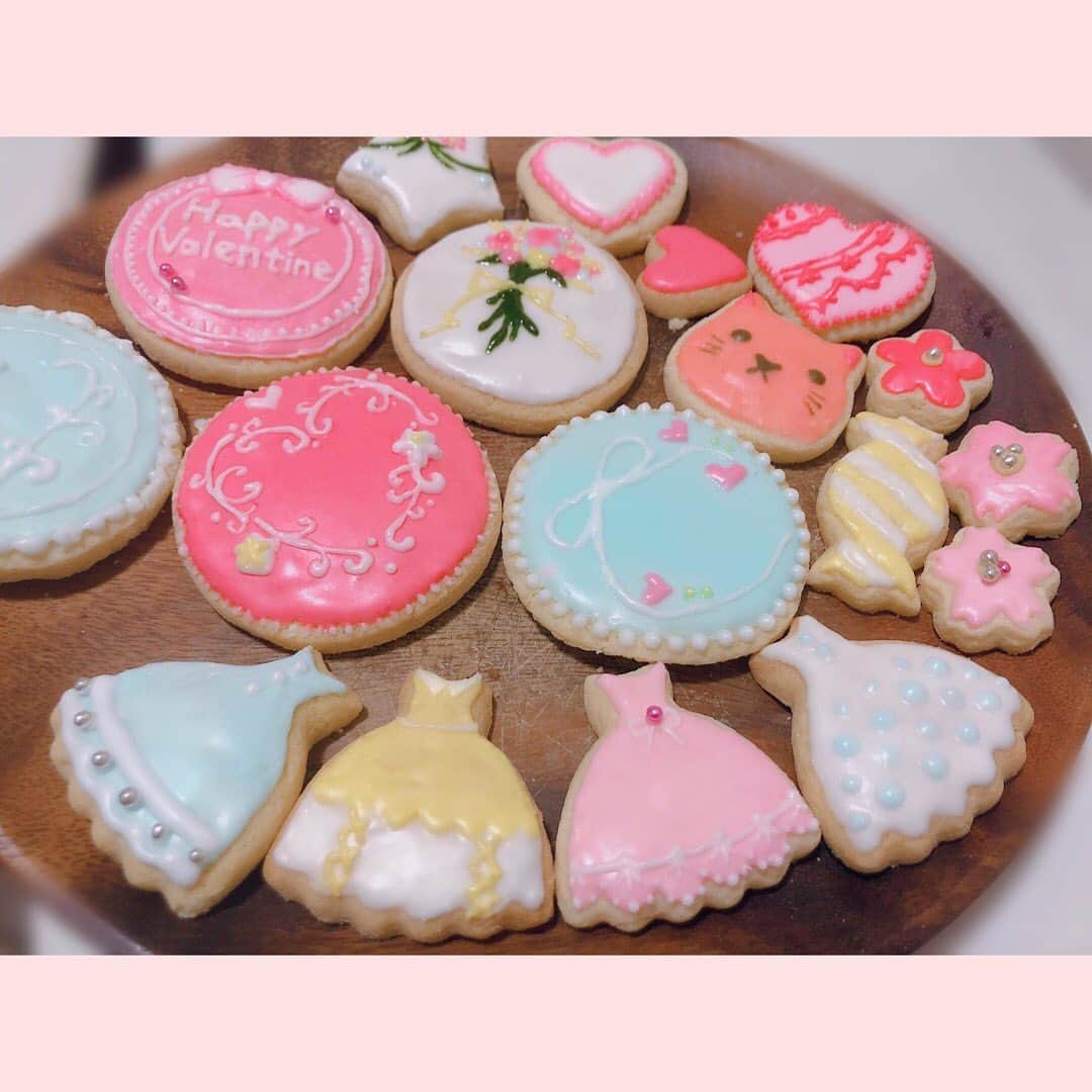 夏目綾のインスタグラム：「🌹Happy Valentine's Day🌹  クッキー作りました！✨アイシングのデコレーション初めてやったけど楽しかった！ でもめっちゃ失敗もしたからまたチャレンジします！！ #バレンタイン #アイシングクッキー #valentine #happyvalentinesday」
