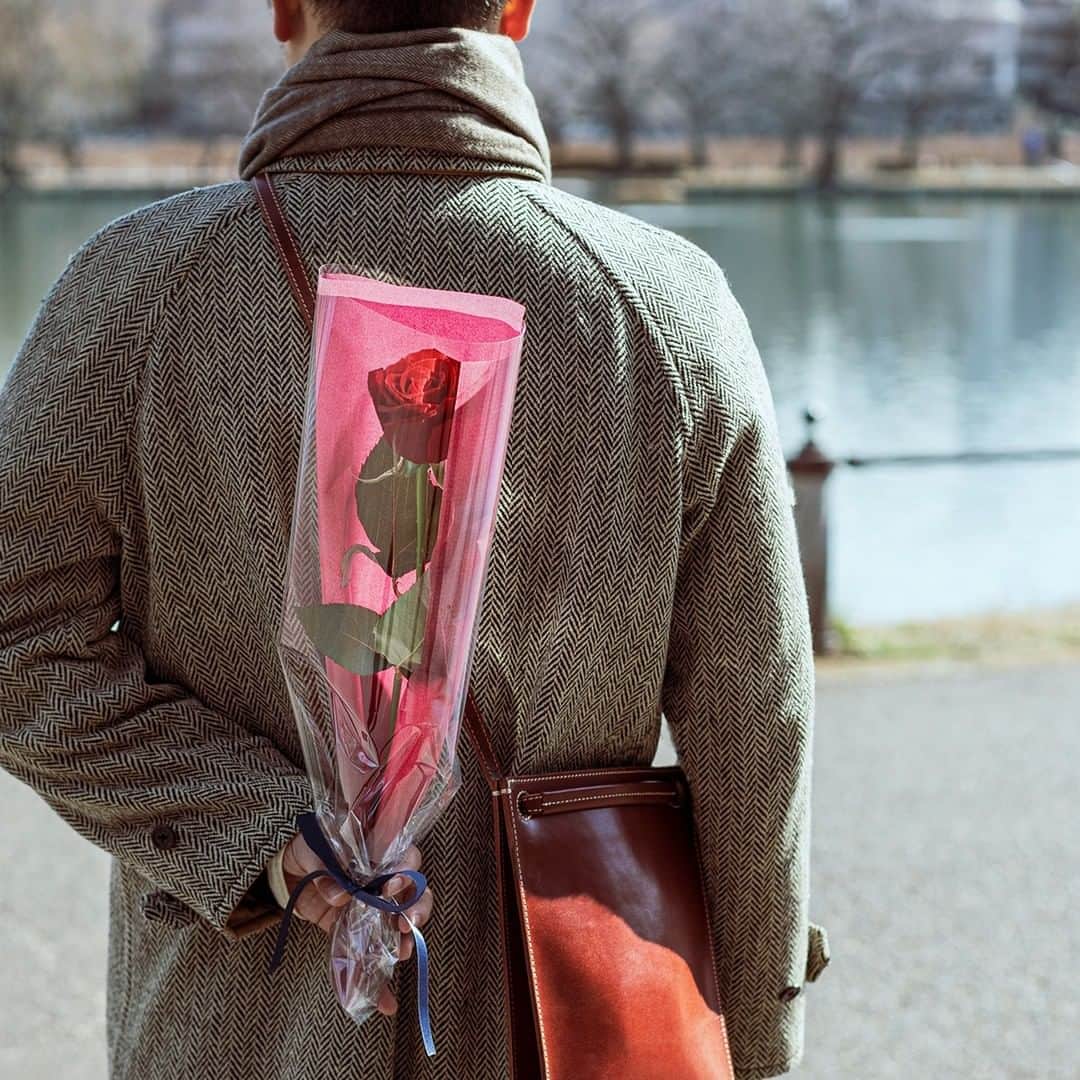 土屋鞄さんのインスタグラム写真 - (土屋鞄Instagram)「大切な人に、「ありがとう」の思いを込めて。 海外では、バレンタインに男性から女性へ花を贈る習慣があるそうです。少し、胸の高鳴りと照れくささを感じつつも、日頃の感謝を伝えてみようと思います。 ・ #バレンタイン #贈り物 #ありがとう #思いを込めて #土屋鞄 #土屋鞄製造所 #valentine #gift #Tsuchiyakaban」2月14日 12時00分 - tsuchiya_kaban