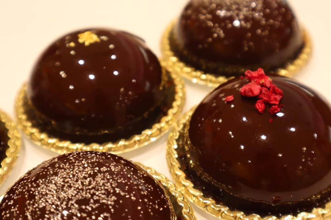 中谷彩伽のインスタグラム：「. Valentine🍫💓💞 ムース･オ･ショコラというケーキ作ったよ😻 デコレーション綺麗に出来て満足😚 作ったあとせっかくだから1枚目、一眼で撮ってみたよ📸 お家で食べるよﾜｸ(*'▽'*)♪ﾜｸ  #グルメ #料理 #料理好きな人と繋がりたい #お菓子作り #abcクッキング #ムースオショコラ #カフェ #お洒落さんと繋がりたい #お洒落な人と繋がりたい #ミスコン #ミス日本 #読モ #モデル #なかやん #中谷彩伽 #カメラ女子 #カメラ好きな人と繋がりたい #ミラーレス一眼 #ミラーレス #follow #followme」