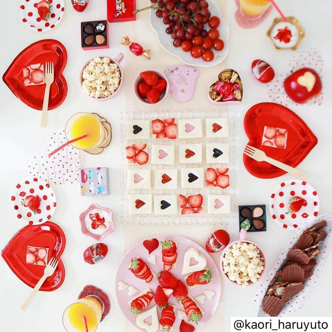 のインスタグラム：「photo from  @kaori_haruyuto #repost thank you！！ . . ♥️🍓♥️🍓♥️ . . . #valentineday . . .  息子の食卓に ハート×ピンクが許される日 . . . . . . . . . . . . . . . . . . . . #バレンタイン #バレンタイン2020 #バレンタインテーブルコーディネート　#テーブルコーデ　#おうちパーティー　#今日のおやつ #手作りお菓子  #おうちカフェ  #手作りおやつ 　#簡単レシピ #mamagirl #写真好きな人と繋がりたい#wp_deli_japan #macaronimate  #カフェ好き #igersjp#mamagirl  #男の子ママ #3歳 #wp_deli_japan　#ママライフ　#丁寧な暮らし　#おひるごはん　#ならファのバレンタイン　#サンドイッチ　#オープンサンド　#100均」