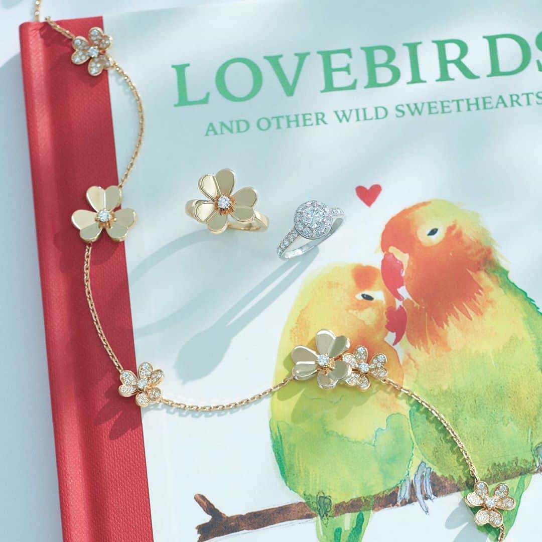 エル・マリアージュのインスタグラム：「#happyvalentinesday❤️ ロマンティックな1日になりますように🕊🕊 .. .. リング 右「イコーヌ ソリティア」（PT×DIA） リング 左「フリヴォル 1フラワー、スモールモデル」（YG×DIA） ネックレス「フリヴォル 9フラワー」（YG×DIA） すべて @vancleefarpels .. from @ellemariage no.35 book「LOVEBIRDS」by LIZ TEMPERLEY photo MASASHI IKUTA styling & edit MAIKO HAMANO .. .. #ellemariage #エルマリアージュ #ヴァンクリーフアンドアーペル @vancleefarpels #2020春婚 #2020冬婚 #2020夏婚 #2020秋婚 #プレ花嫁 #ellebride #fashionbride #婚約指輪💍 #プロポーズされました  #リング探し #lovebirds #romanticbooks #diamondengagementring #isaidyes💍」