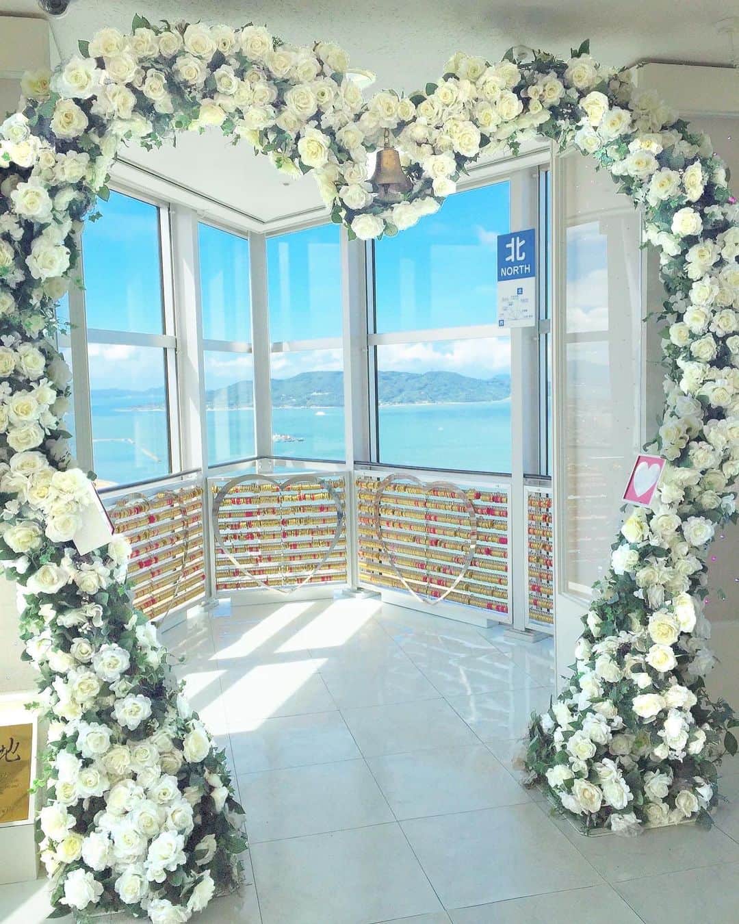 旅行比較サイト・トラベルコ 理想の旅を、いちばん安く。のインスタグラム：「ハッピー #バレンタイン ～💘💘　純白の花々に囲まれた、この可愛らしいフォトスポット…一体どこだかわかりますか🤔？（写真をスワイプしていくと答えに近づくヒントが見られます💫）﻿ ﻿ ﻿ 答えは・・・そう！　福岡県にあるランドマークタワー【 #福岡タワー 】です✨﻿ ﻿ 実はこの福岡タワー、プロポーズにふさわしいロマンティックなスポットとして「 #恋人の聖地 」のうちのひとつに選ばれているんですよ💕﻿ ﻿ 展望フロアでは、ハートのオブジェが置かれたフォトスポットがお出迎え（スタッフ訪問時の様子。オブジェ変更の可能性あり）。カップルはもちろん、友人や家族とでも素敵な写真が撮れちゃいます🥰﻿ ﻿ #誓いのフェンス には永遠の愛を誓ってロックされた、オリジナルデザインの #愛鍵 もたくさんありましたよ！　2人の大切な記念日をこういった形で残すのもいいですね🔓﻿ ﻿ #恋人の聖地 は日本全国100カ所以上！　全制覇目指して旅するのも楽しいかも…🧚‍♀️✨﻿ *﻿ *﻿ *﻿ あなたが訪れた旅先での写真に《 @travelko_chan 》《 #トラベルコ 》《 #travelko 》とタグ付けして投稿してみてください！こちらのアカウントで紹介させていただくかもしれません♪﻿ *﻿ *﻿ *﻿ #福岡タワー #福岡 #タワー #fukuoka #fukuokatower #フォトスポット #恋人の聖地 #国内旅行 #女子旅 #カップル旅行 #travel #trip #sightseeing #japantrip #japantravel #旅行好きな人と繋がりたい #instatravel #travelgram #travelko #トラベルコ #トラベルコちゃん﻿ @fukuoka_official @welcomefukuoka」