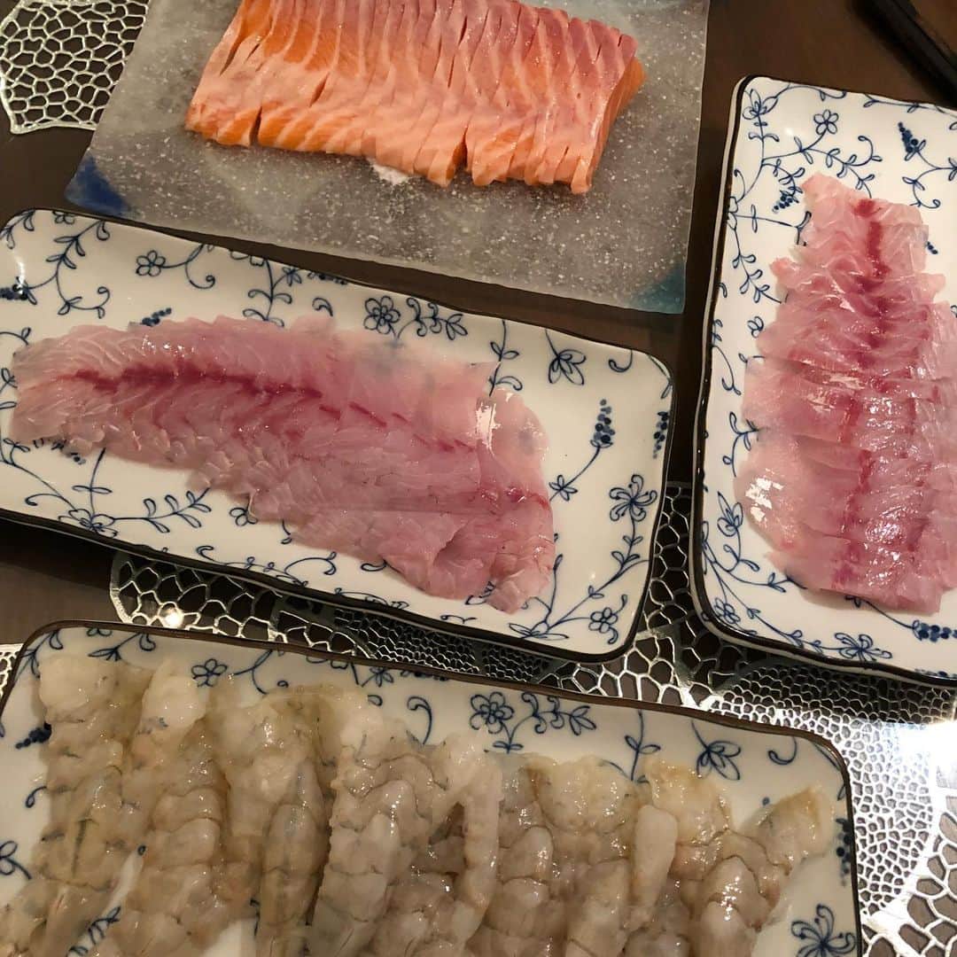 生島早織さんのインスタグラム写真 - (生島早織Instagram)「今日は、車で15分ほどの所にある市場へ行って来ました。 約週に一度のペースで行きます。  1番の目的は新鮮なお魚を買う為ですが、その市場の中には日本食材店もあるので、調味料などはそこで調達します。  ごま油！ 日本でどこのスーパーにでも売ってるであろうごま油。 普通サイズ（私がいつも買うサイズ）2500円😱  日本では250円くらいだったかな？  500mlの有機醤油900円  すし酢1200円  ふりかけ一袋450円  殆どの物は日本で買うのに比べ2.5倍？それ以上？  お魚屋さんでは、すずき1匹🐟 サーモン200グラム エビ10匹🦐  以上で約2800円  全てお刺身で頂きます。  相変わらず盛り付けが下手😅  子供達は手巻き寿司で。  大人はお刺身で。  エビの頭はお味噌汁に🦐  根菜の煮物は、レンコン、人参、小芋、昆布、厚揚げ。  市場に行けば日本食材かなり入手出来ます。  今の季節は夏。 葉物野菜が殆ど食べれないのが物足りないですが・・・ 写真には無いけど、今日のお野菜はオクラのおひたしと、トマトのサラダだけ。  ブラジルと言ったら、みんなお肉やすいよね〜と、言いますが、お魚も安いような気がします。  勿論、種類は少ないですが・・・ フグやあんこう🐡  鍋したいなぁ〜  テッサやフグの白子。 ひれ酒飲みたいなぁ〜😅 無いものが欲しくなるものですね😅  そんな訳で、日本食材は高いけどそれ以外の食材は日本よりお安く調達出来ていると言った感じです。  先月の一時帰国の時。日本から持ち帰るスーツケース8個。 そのうち6つは調味料や乾物。 たらこや筋子、しらすなどのこちらでは入手出来ないもの。  大切に使わないと〜😆 日本食材店でお餅ときな粉を買ったので、明日の朝ごはんは、お餅にしようかな？  一般的な大きさの丸餅。 4歳になった双子さん1人2つずつ食べます😆  食べる事は大人顔負け〜🤣 あっ！ 梅酒も飲みたい😅  #双子育児 #双子ママ #海外育児 #海外生活 #日本食食べたい #海外での日本食材店 #貴重な日本の調味料 #ブラジル生活 #フードシック」2月14日 12時08分 - saori.ikushima