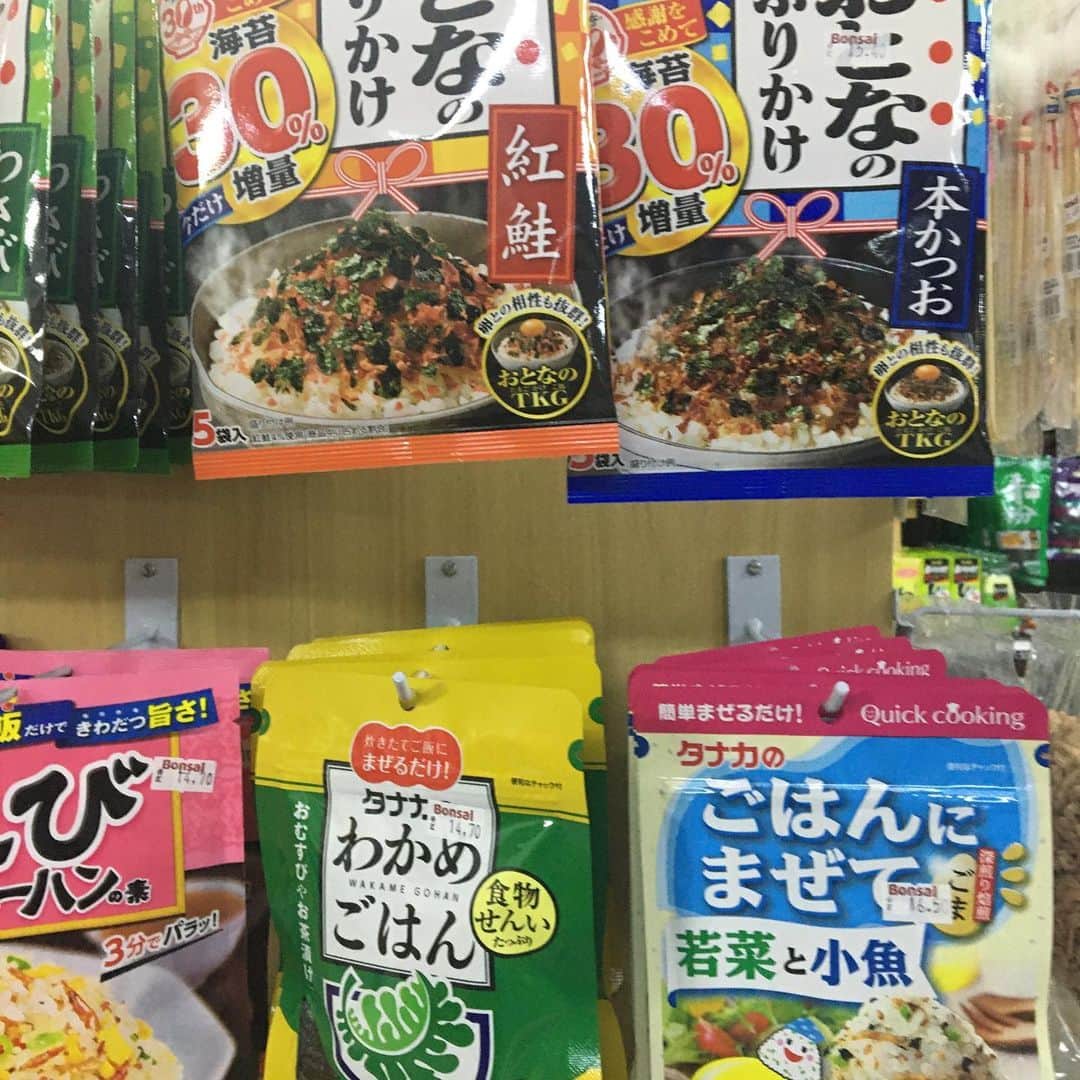 生島早織さんのインスタグラム写真 - (生島早織Instagram)「今日は、車で15分ほどの所にある市場へ行って来ました。 約週に一度のペースで行きます。  1番の目的は新鮮なお魚を買う為ですが、その市場の中には日本食材店もあるので、調味料などはそこで調達します。  ごま油！ 日本でどこのスーパーにでも売ってるであろうごま油。 普通サイズ（私がいつも買うサイズ）2500円😱  日本では250円くらいだったかな？  500mlの有機醤油900円  すし酢1200円  ふりかけ一袋450円  殆どの物は日本で買うのに比べ2.5倍？それ以上？  お魚屋さんでは、すずき1匹🐟 サーモン200グラム エビ10匹🦐  以上で約2800円  全てお刺身で頂きます。  相変わらず盛り付けが下手😅  子供達は手巻き寿司で。  大人はお刺身で。  エビの頭はお味噌汁に🦐  根菜の煮物は、レンコン、人参、小芋、昆布、厚揚げ。  市場に行けば日本食材かなり入手出来ます。  今の季節は夏。 葉物野菜が殆ど食べれないのが物足りないですが・・・ 写真には無いけど、今日のお野菜はオクラのおひたしと、トマトのサラダだけ。  ブラジルと言ったら、みんなお肉やすいよね〜と、言いますが、お魚も安いような気がします。  勿論、種類は少ないですが・・・ フグやあんこう🐡  鍋したいなぁ〜  テッサやフグの白子。 ひれ酒飲みたいなぁ〜😅 無いものが欲しくなるものですね😅  そんな訳で、日本食材は高いけどそれ以外の食材は日本よりお安く調達出来ていると言った感じです。  先月の一時帰国の時。日本から持ち帰るスーツケース8個。 そのうち6つは調味料や乾物。 たらこや筋子、しらすなどのこちらでは入手出来ないもの。  大切に使わないと〜😆 日本食材店でお餅ときな粉を買ったので、明日の朝ごはんは、お餅にしようかな？  一般的な大きさの丸餅。 4歳になった双子さん1人2つずつ食べます😆  食べる事は大人顔負け〜🤣 あっ！ 梅酒も飲みたい😅  #双子育児 #双子ママ #海外育児 #海外生活 #日本食食べたい #海外での日本食材店 #貴重な日本の調味料 #ブラジル生活 #フードシック」2月14日 12時08分 - saori.ikushima