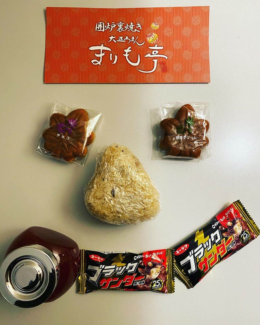 のインスタグラム：「ゆうべの打ち上げのお店で、帰り際に女将さんが持たせてくれたお土産！ いろんなものが入ってたー。 #神戸 #まりも亭 #なぜか #もみじまんじゅう #ブラックサンダー #さらに #お手製おにぎり #イチゴジャム #いただきます #ありがとうございました #ウルフルズ」