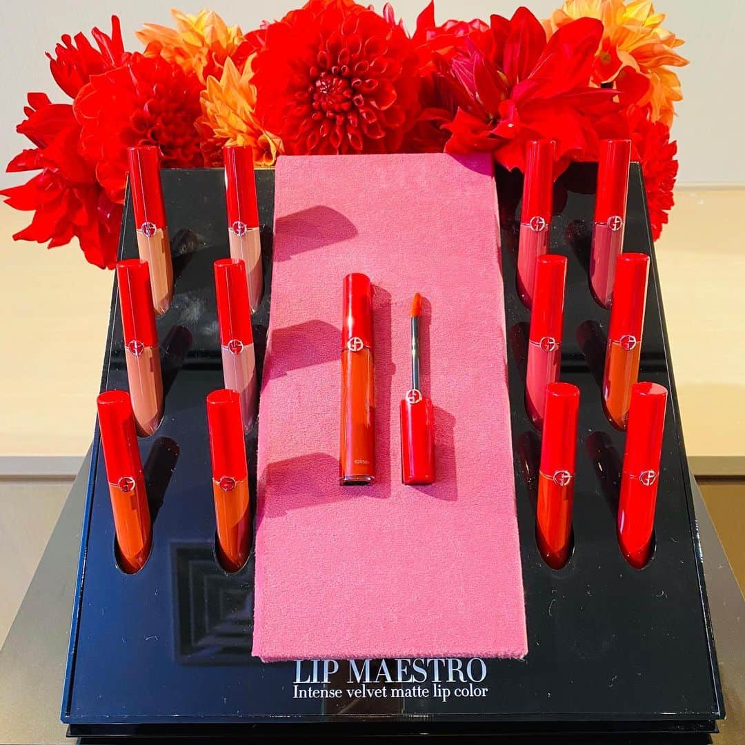 のインスタグラム：「【スウォッチ付き✨保存してね】めちゃくちゃお洒落な、ブリックオレンジ🍊リップが、ジョルジオ アルマーニから発売💄 ★ 春らしいライトなオレンジに温かみと洒落感のあるブリックニュアンスをプラス。誰でも付けやすく、トレンド顔になれるカラーです！オフィスメイクにも、無理なくなじみそう！ ★ リップ マエストロ#205 ¥4,200+税 3月27日発売 ★ 合わせる肌は透明感のあるツヤ＆カバーが気分！ ブルーのコンパクトが唯一無二な、クッションファンデーションも登場。 ★ デザイナー メッシュ クッション SPF50/PA+++ ¥9,200+税 3月27日発売 ★ #oggi #アルマーニ #ジョルジオアルマーニ #ジョルジオアルマーニビューティ #giorgioarmani #giorgioarmanibeauty #リップ #メイク#オレンジメイク #コスメ好きさんと繋がりたい #メイク好きな人と繋がりたい #春メイク #春メイク2020 #おしゃれさんと繋がりたい」