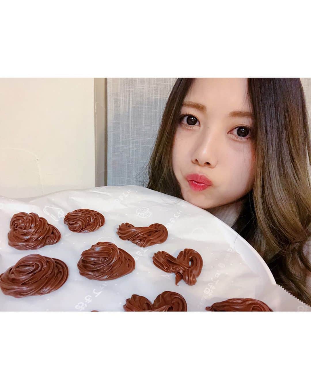 西村季里子のインスタグラム：「・ 💩🍫💩🍫💩🍫💩🍫💩🍫 お兄ちゃんに作ってあげた💩 美味しい？って聞いたら ベタベタする無理って言われた  は？  #バレンタイン#ハッピーバレンタイン #valentine #214#valentineday  #チョコ#うんち#うんチョコ#💩 #作るというか作業#手作りバレンタイン  #やっぱり気持ち込めないと形も味もだめだね #お兄ちゃん#手についたチョコがもうアレだった #ごめんて#材料はチョコと生クリーム#以上 #良いバレンタインを #follow#followｍe」