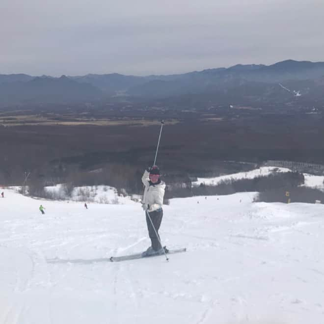 野牛あかねのインスタグラム：「去年と同じ日に同じ場所に来た^_^ 久しぶりにスキー履いたな‥  まっきーの曲かかりまくってるし😂  #山梨 #スキー #清泉寮 #槇原敬之」