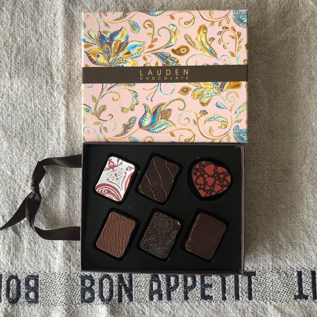 YUKI TAKESHIMAさんのインスタグラム写真 - (YUKI TAKESHIMAInstagram)「Happy Valentine's Day❤️🍫 女子から頂いたチョコ嬉しい🌈 @alishanorganic  #アリサン @laudenchocolate  #ラウデンチョコ #happyvalentine」2月14日 12時20分 - yukimake