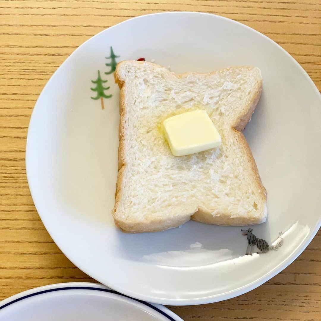 森貴美子さんのインスタグラム写真 - (森貴美子Instagram)「乃が美の食パンを初めて買いました〜❤️ パンの中でも食パンが一番好きな私。 トーストせずにただバターを乗せて食べるのも好きな食べ方で、まずは焼かずにそのまんま〜〜( ˙༥˙ )  耳までふわふわのもちもち。  人気の理由がわかりました🥺💘 ・ ・ ・ #乃が美  #乃が美食パン #食パン #麻布十番 #도쿄맛집 #도쿄빵집  #노가미생식빵  #노가미 #아자부주반  #🍞」2月14日 12時21分 - morikimi_morikimi