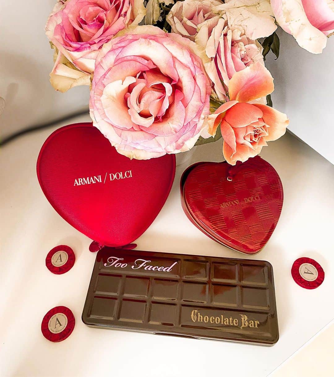 Gabrielaさんのインスタグラム写真 - (GabrielaInstagram)「Happy Valentine’s Day ♥️ . . . #valentinesday #diasesaovalentino #diadosnamorados #love #chocolateday #chocolate #amor #armanidolci #toofaced #トゥーフェイスド　#バレンタイン　#バレンタインチョコ　#チョコレート　#アルマーニドルチ　#valentine」2月14日 12時22分 - rkgabriela