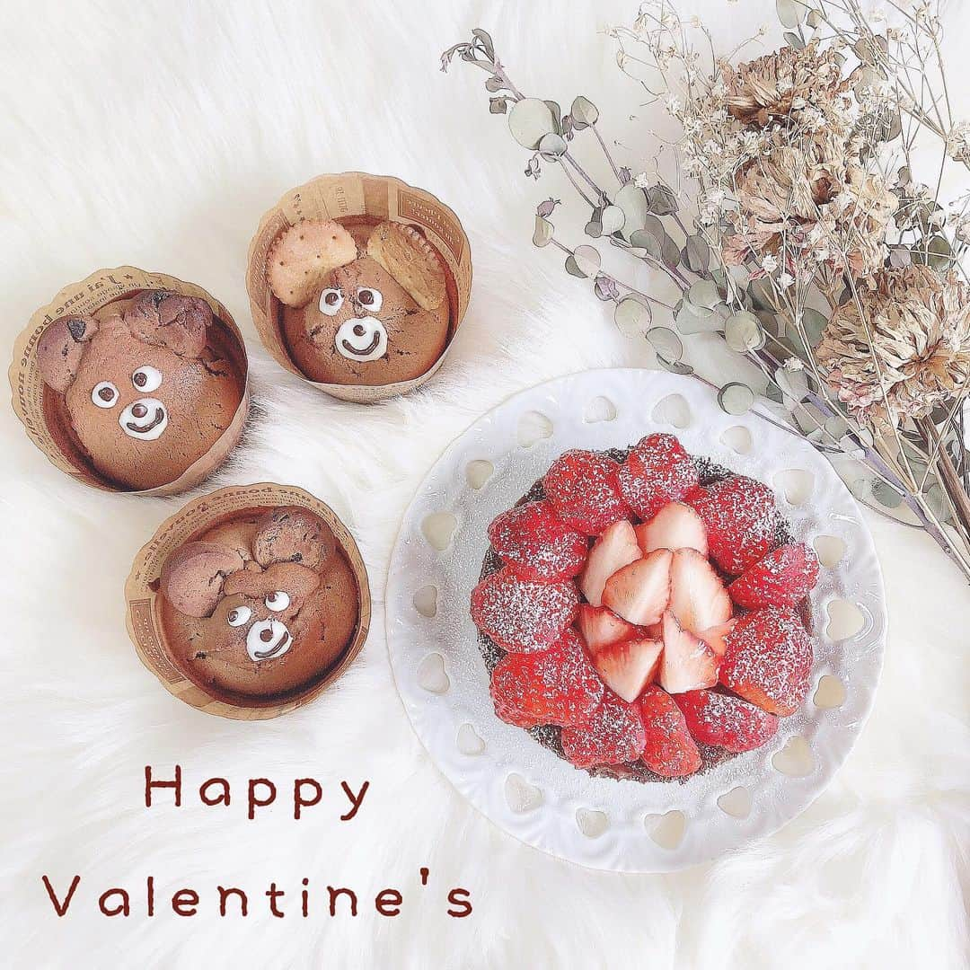 伊藤りかさんのインスタグラム写真 - (伊藤りかInstagram)「． Happy Valentine's🍫🐻🍓 * 今年は、手作りに挑戦してみました◌ チョコ好きの 旦那さんのために生チョコタルトと 見た目が何とも言えないクママフィン..！❤︎ * 作るのが楽しくって満足しちゃった〜！ クママフィンの顔が 私の不器用さを物語ってるけど。。😗笑 * #男の子ママ #男の子ベビー #初マタ #妊娠中 #第一子妊娠中 #妊婦生活 #妊娠9ヶ月 #バレンタイン #バレンタイン手作り #生チョコ #バレンタインデー #チョコレート #チョコ #バレンタインチョコ #生チョコタルト #くまマフィン #お家カフェ #クママフィン #マタニティライフ #マタニティ #マタニティコーデ #chocolate #valentine #valentineday #伊藤りか #snsクリエイター」2月14日 12時25分 - rrrika.i