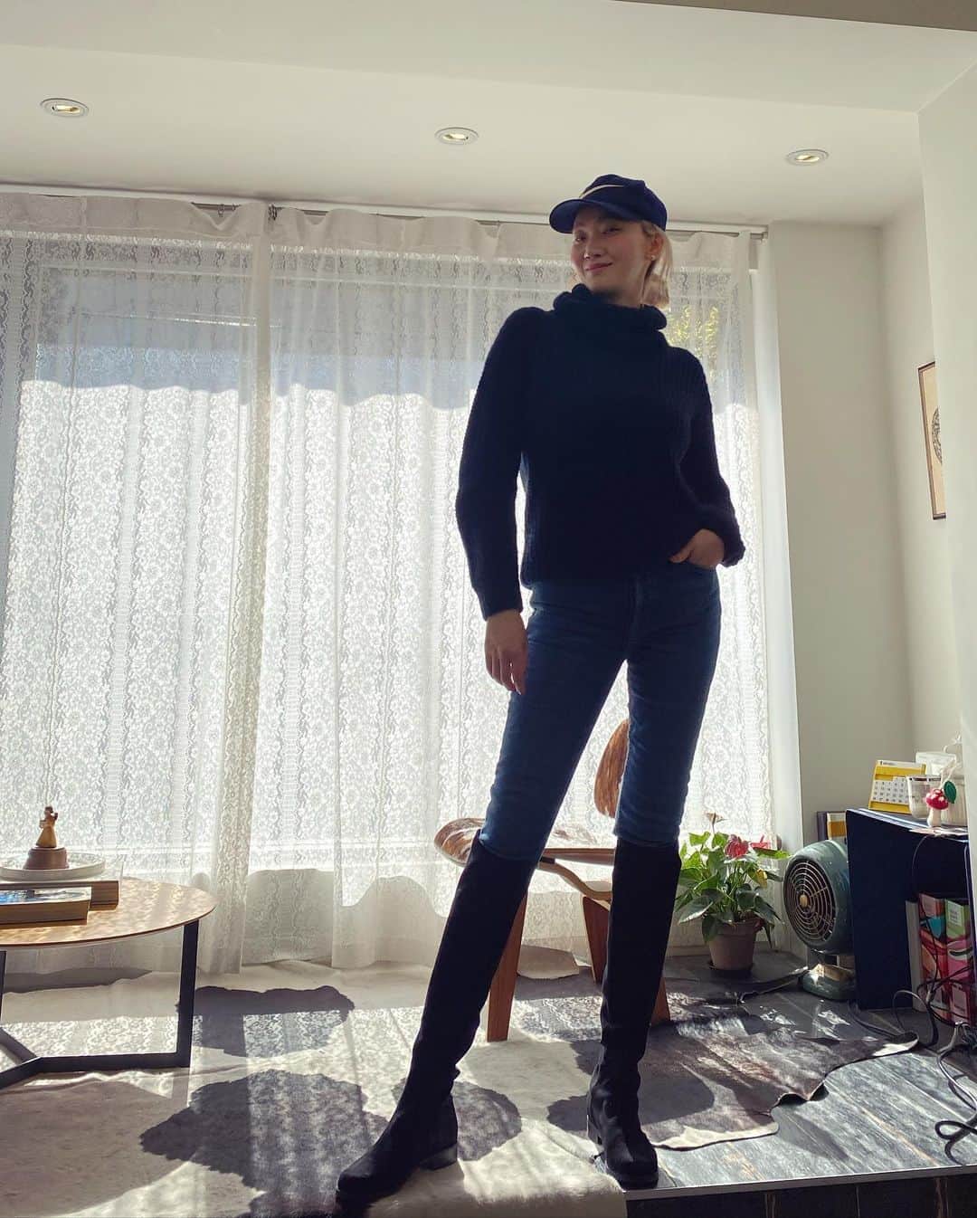 チャン・ユンジュのインスタグラム：「겨울이 다 가기전.  헤어 컬러를 바꾸니까 스타일도 변화가 있구나. 👢🧢🙍🏼‍♀️ #맛점하셔요  #해피발렌타인 #사이하이부츠  #터틀넥」
