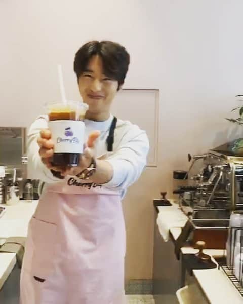 ユン・ヒョンミンのインスタグラム：「좋았던 하루. 일일 바리스타.☕️ 멋진 재영씨.  근사한 정연사장님. #카페체리블리  카페 하고싶다...」