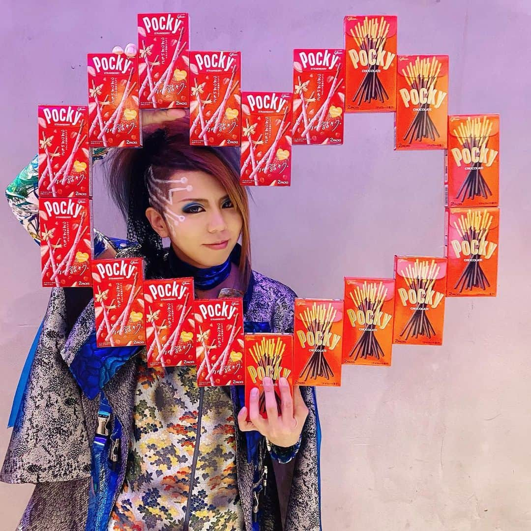 己龍さんのインスタグラム写真 - (己龍Instagram)「＼ハッピーバレンタイン／ いつも応援ありがとうございます💝 素敵な1日を🍫✨ ♡コラージュで2ショットをどうぞ🥰 💜❤️💚💗💙 #ハートポッキー #世話ポキ #己龍 #黒崎眞弥 #酒井参輝 #九条武政 #一色日和 #遠海准司 #バレンタイン #つぶつぶいちごポッキー #ポッキーチョコレート」2月14日 12時32分 - kiryu_official_1216