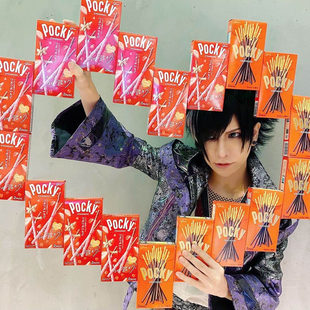 己龍のインスタグラム：「＼ハッピーバレンタイン／ いつも応援ありがとうございます💝 素敵な1日を🍫✨ ♡コラージュで2ショットをどうぞ🥰 💜❤️💚💗💙 #ハートポッキー #世話ポキ #己龍 #黒崎眞弥 #酒井参輝 #九条武政 #一色日和 #遠海准司 #バレンタイン #つぶつぶいちごポッキー #ポッキーチョコレート」