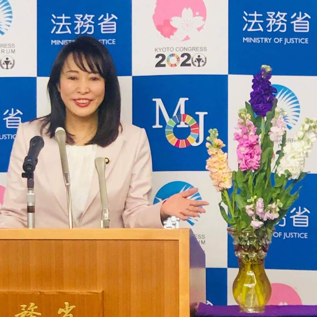 森まさこさんのインスタグラム写真 - (森まさこInstagram)「この花は福島県飯舘村の花です。除染で出た土を農地で再利用する実証実験により栽培されたものです。 飯舘村を視察された#小泉進次郎環境大臣　からこの花についてお話をいただき私としても飯舘村をはじめとした福島県被災地復興の後押しをしたいとの思いから、法務省でも会見場に飾らせて頂きました」2月14日 12時33分 - mori_masako_