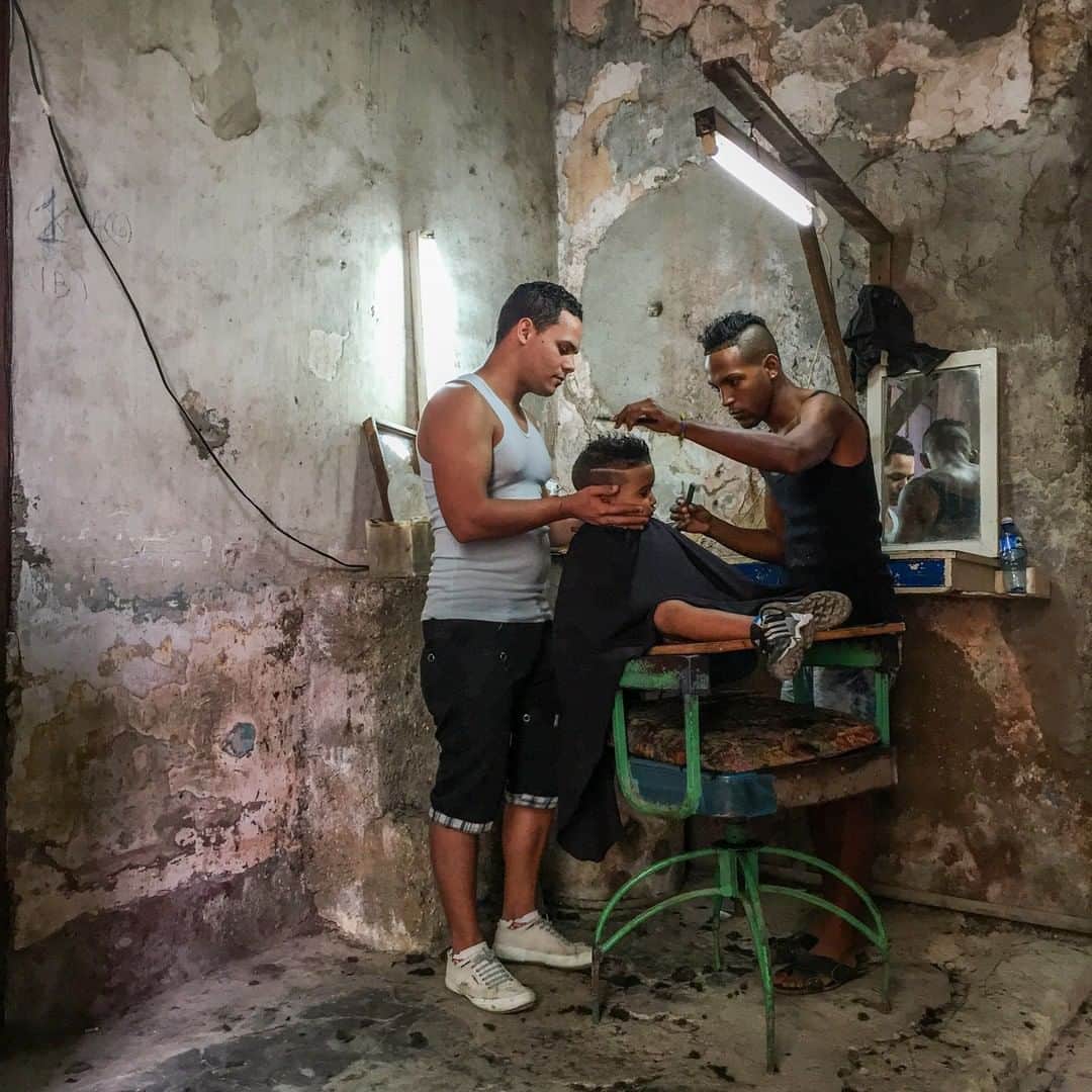 ナショナルジオグラフィックさんのインスタグラム写真 - (ナショナルジオグラフィックInstagram)「Photo by @michaelchristopherbrown | On the ground floor of an apartment building in Centro Habana, an area in Havana, Cuba, a makeshift barbershop services both passersby and residents.」2月14日 12時34分 - natgeo
