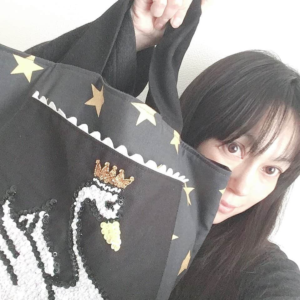 佐伯日菜子さんのインスタグラム写真 - (佐伯日菜子Instagram)「#白鳥  #星 #私の好きなもの  #てんこ盛り な #curly  #curlycollection  #バッグ  いっぱい入るし #めちゃくちゃ嬉しい！！ #ありがとう  #大好き すぎる #お友達  #プレゼント  #あなたが私にくれたもの  #ジッタリンジンさん #最高だから！ #聴いて ！」2月14日 12時40分 - hinakosaeki