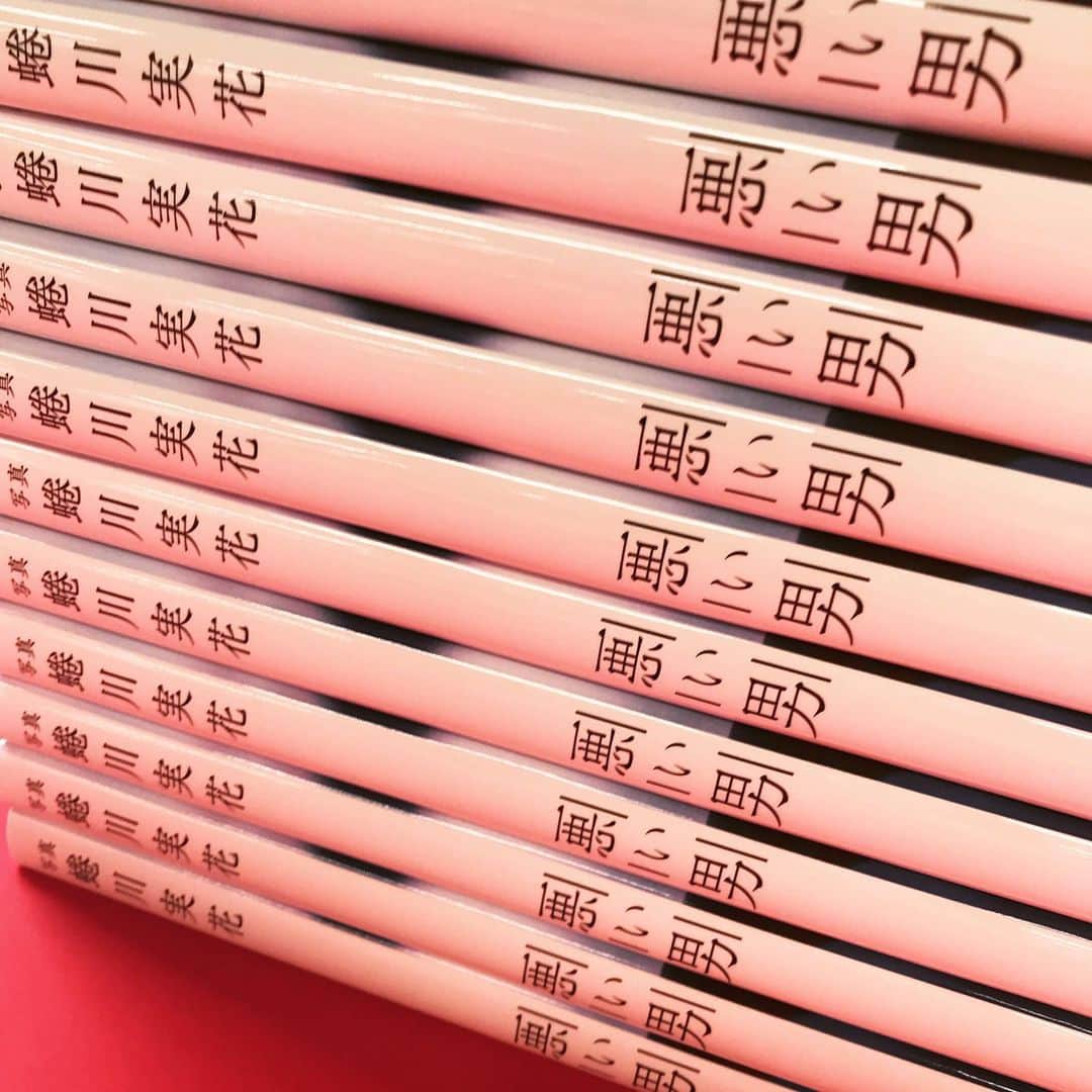 のインスタグラム：「HAPPY VALANTAINE'S DAY💝 みなさんは好きな人へ贈り物をしましたか？編集部からは、蜷川実花さん撮影の写真集 #悪い男 を❣️ 発売します。  全国書店で発売中。再び売り切れのお店も出てきていますが、手に取っていただけたら嬉しいです。  ひとりでじっくり見るもよし、お友だちと推しについて語り合うもよし、メンズたちへ好みをプレゼンするもよし。ぜひぜひご覧ください。  HMV&BOOKS SHIBUYA 6階の展示は来週月曜日まで。こちらでも 悪い男 を積んでお待ちしております🙇‍♀️ @hmvbooksshibuya  #悪い男 #悪い男をカートに入れる #蜷川実花 @ninagawamika  #バレンタイン #プレゼント #推し #写真集」