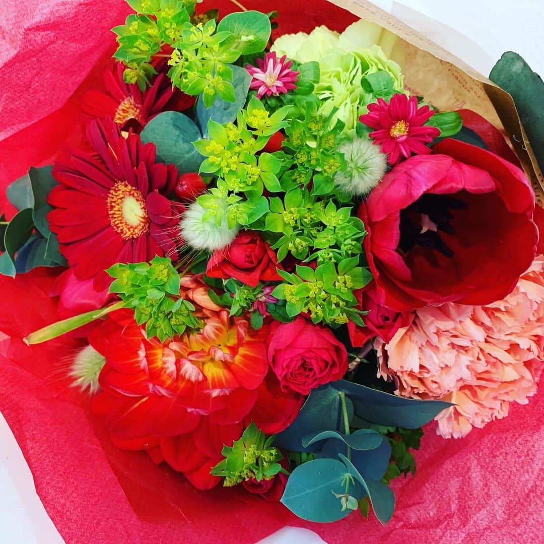 伊波紗友里のインスタグラム：「真っ赤なブーケ💐  バレンタイン用・・・ではなく、 家族の還暦祝い用に作ってもらいました😊✨普段中々手に取らないカラーなので新鮮╰(*´︶`*)╯♡ #還暦祝い #ブーケ #赤 #バレンタイン」