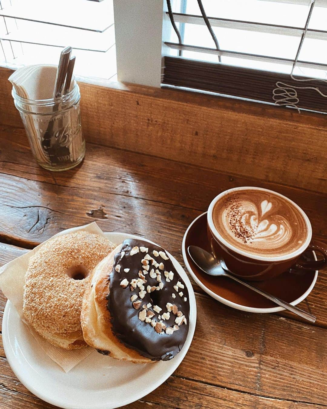 annaさんのインスタグラム写真 - (annaInstagram)「. . cinnamon & chocolate 🍩 . . #大阪カフェ#大阪モーニング#堀江カフェ#南堀江カフェ#堀江#南堀江」2月14日 12時46分 - 12anna23