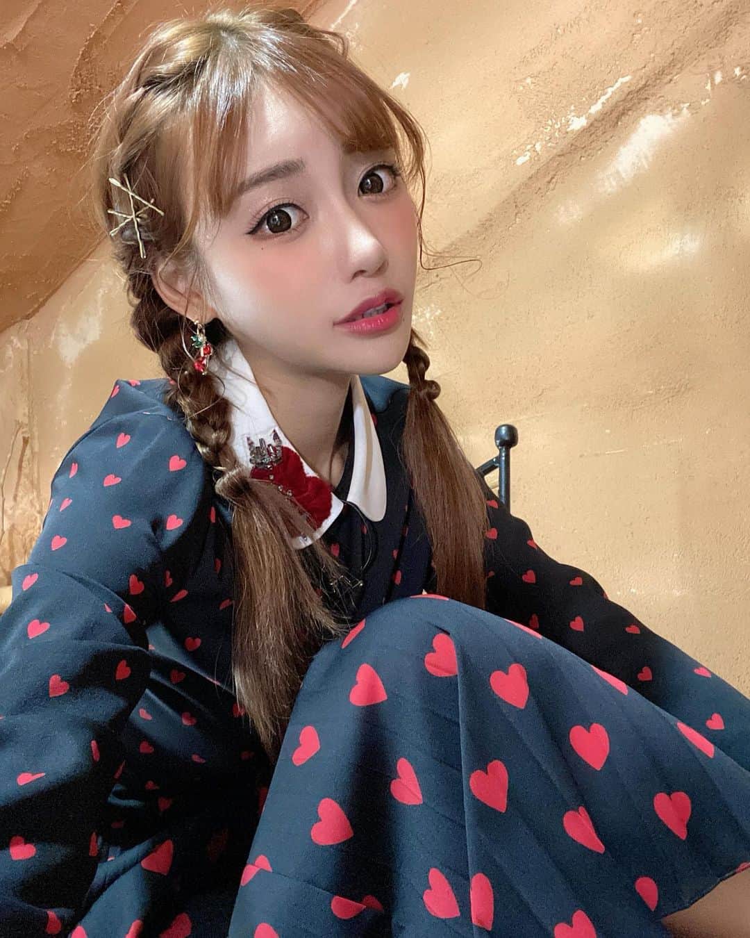 明日花キララのインスタグラム：「TiARY TV kirariの収録はバレンタインを意識したお洋服にしてみました🍫🧸🌹🤎 するとスタッフさんから明日花さん今日はなんか地味ですねと言われてしまいました🙃🙃笑 それはさておき、 本日2/14深夜0:00(24時)からはワケあって火星に住みましたが放送されます！！ TiARY TVもワケあって火星に住みましたも是非観てください💁🏻‍♀️❤︎」