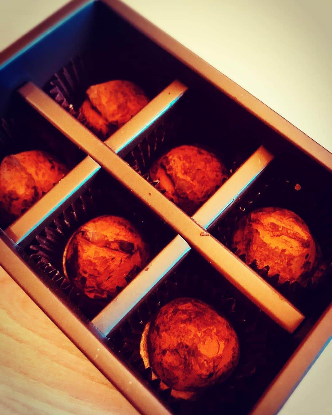 のインスタグラム：「手作りチョコ‼️できたわよ〜🍫🍫😬💪💪 今年は　こない感じです👀👀 トリュフチョコ🍫‼️✨✨✨✨✨✨ 大切な人に　喜んでもらえるよう　願うばかりです〜😍💕💕💕💕💕💕💕💕💕💕 皆さんも　素敵なValentineday をお過ごしくだされ〜(#^.^#) 🍫🍫🍫🍫🍫❤️❤️❤️ Happy Valentine‼️💝💝💝💝💝❣️❣️ #valentineday  #手作りチョコ #大切な人のために  #love  #素敵なバレンタインをお過ごしください  #happyvalentine  #美川憲一 #美川憲二 #ものまね」