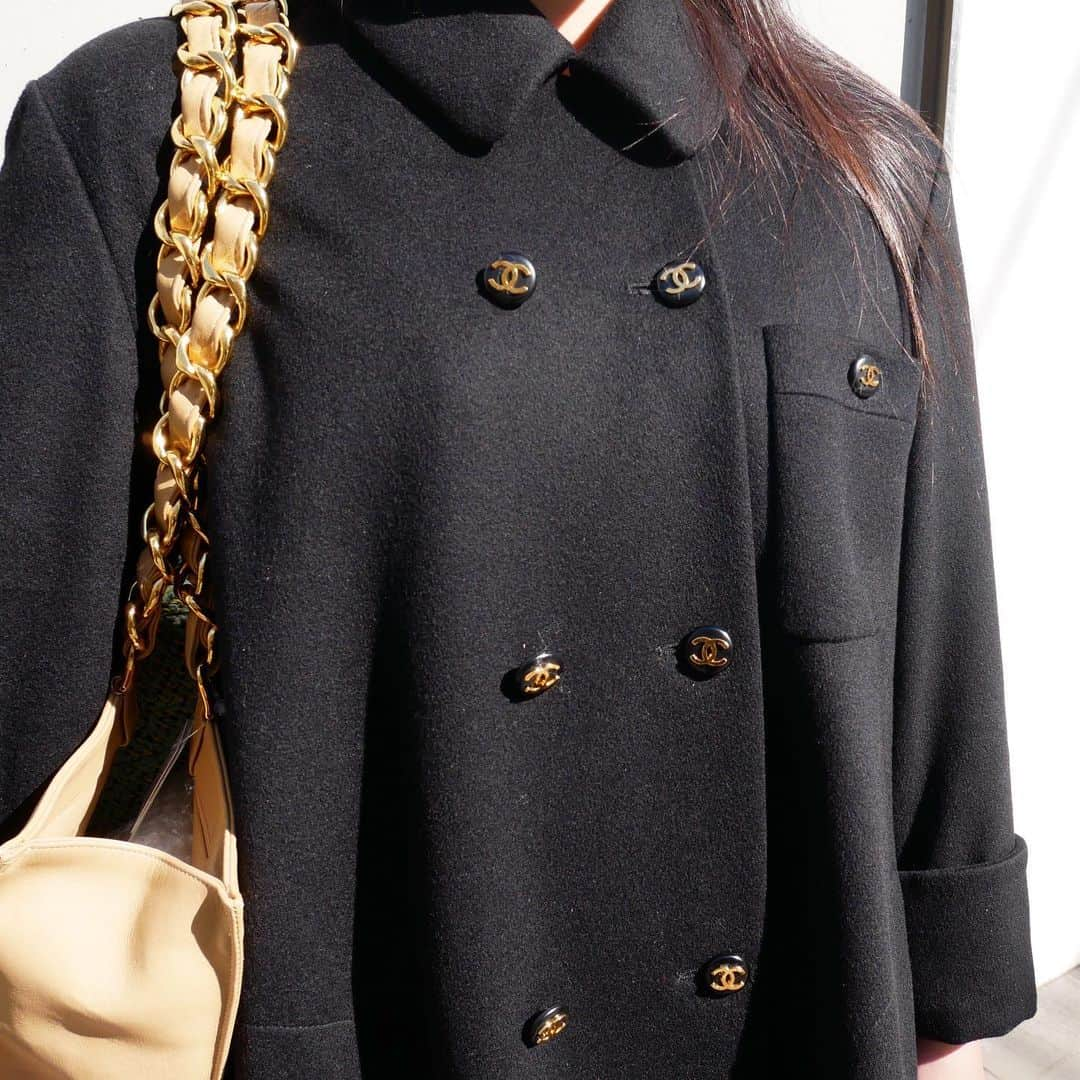 Vintage Brand Boutique AMOREさんのインスタグラム写真 - (Vintage Brand Boutique AMOREInstagram)「Vintage Chanel CC buttons cashmere coat from 1993. Size 40▶︎Free Shipping Worldwide✈️ ≫≫≫ DM for more information 📩 info@amorevintagetokyo.com #AMOREvintage #AMORETOKYO #tokyo #Omotesando #Aoyama #harajuku #vintage #vintageshop #ヴィンテージ #ヴィンテージショップ #アモーレ #アモーレトーキョー #表参道 #青山 #原宿#東京 #chanel #chanelvintage #vintagechanel #ヴィンテージ #シャネル #ヴィンテージシャネル #amorewardrobe #アモーレワードローブ」2月14日 12時57分 - amore_tokyo