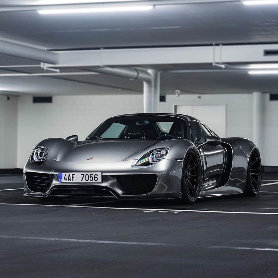 CARLiFESTYLEさんのインスタグラム写真 - (CARLiFESTYLEInstagram)「Slammed Porsche 918. Thoughts? Photo @srs_swissrichstreets #918spyder」2月14日 13時09分 - carlifestyle