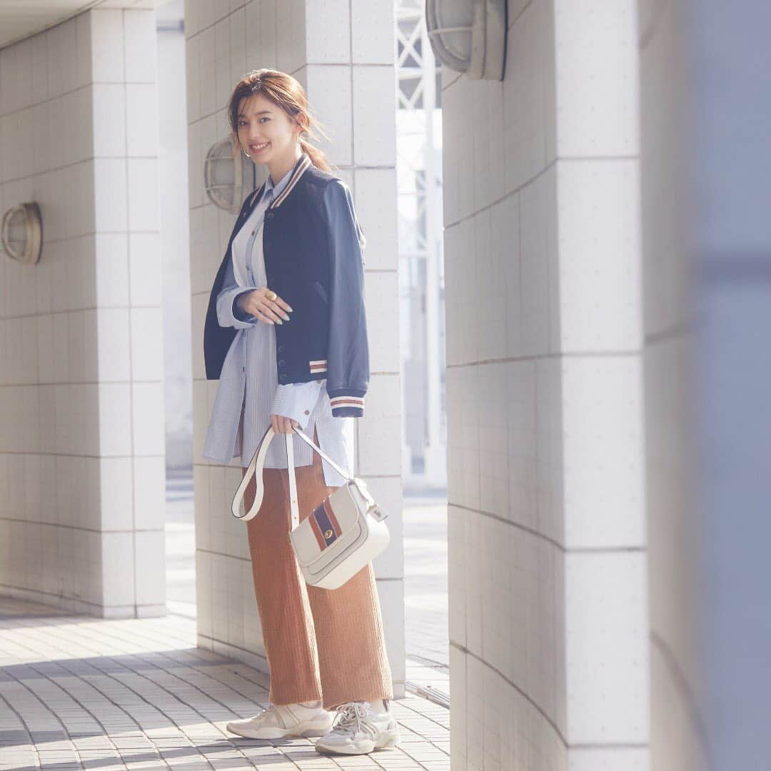 のインスタグラム：「「COACH」より、おしゃれの幅を広げてくれる新作スニーカーが登場❤. . 絶妙な色使いに加え、機能性を兼ね備えた、大人にぴったりの新作スニーカーです。 . スポーツブランドでも使用されているような、クッション性の高いインソールを採用していて、歩きやすさ＆機能性も抜群！. . 休日にも通勤スタイルにも合わせやすい、まさに大人のための「きれいめハイテク」スニーカーになっています。 . Oggi.jpでは、朝比奈彩さんによる「COACH」の新作スニーカー着こなし術を公開中♡ . Oggi.jp の記事 [私たちのおしゃれの幅を広げてくれる「COACH」の新作スニーカー]をチェックしてみて！ . #CoachCitySole #CoachNY #Coach #コーチ #コーチスニーカー #Oggi #朝比奈彩 #PR」