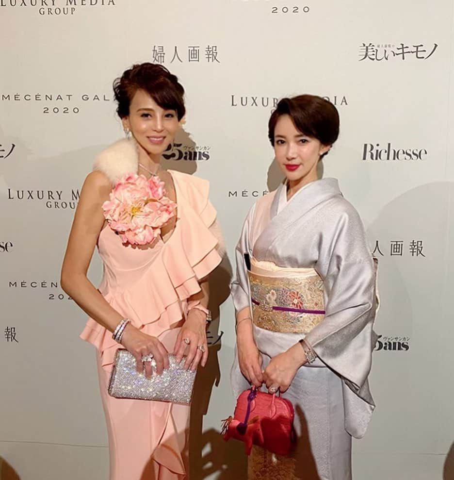 麻美さんのインスタグラム写真 - (麻美Instagram)「MECENAT GALA 2020 . @sariri.0509  サリさんと毎年恒例💕 ガラパーティ💃💃💃 ． いつメンで お洒落して出かけるって💕 ワクワクして楽しい🙌♫ ． @shimastaywell  @noririn1103  @natsvacation.19 ． luxuryでcelebrityで 非日常的な空間💕💕💕 女性にとってビタミン剤のような刺激だよね✨ ． 今年も１年頑張ろ💪ってエネルギーになる💕 ． みんなの装いが素敵すぎてウットリしちゃうし💃 ． 毎年ビンゴに当たるのりちゃん🤣✌️ 本当もってるわ〜💪 ． めちゃくちゃ楽しい素敵な時間でした〜〜💕 ． #hearst#mecenat #mecenatgala2020  #luxurymedia  #charity#charityauction  #bvlgari#perrierjouet  #theginza #giorgioarmani  #婦人画報#美しいキモノ #25ans #richesse #ml #こどもの本の森中之島」2月14日 13時26分 - mami0s