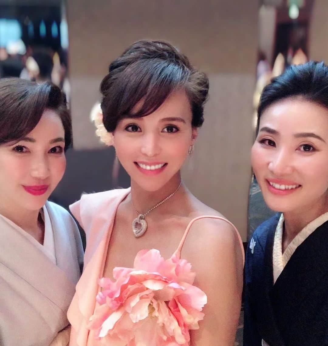 麻美さんのインスタグラム写真 - (麻美Instagram)「MECENAT GALA 2020 . @sariri.0509  サリさんと毎年恒例💕 ガラパーティ💃💃💃 ． いつメンで お洒落して出かけるって💕 ワクワクして楽しい🙌♫ ． @shimastaywell  @noririn1103  @natsvacation.19 ． luxuryでcelebrityで 非日常的な空間💕💕💕 女性にとってビタミン剤のような刺激だよね✨ ． 今年も１年頑張ろ💪ってエネルギーになる💕 ． みんなの装いが素敵すぎてウットリしちゃうし💃 ． 毎年ビンゴに当たるのりちゃん🤣✌️ 本当もってるわ〜💪 ． めちゃくちゃ楽しい素敵な時間でした〜〜💕 ． #hearst#mecenat #mecenatgala2020  #luxurymedia  #charity#charityauction  #bvlgari#perrierjouet  #theginza #giorgioarmani  #婦人画報#美しいキモノ #25ans #richesse #ml #こどもの本の森中之島」2月14日 13時26分 - mami0s