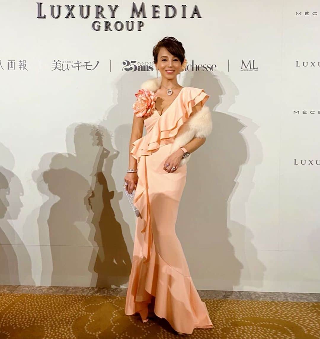 麻美さんのインスタグラム写真 - (麻美Instagram)「MECENAT GALA 2020 . @sariri.0509  サリさんと毎年恒例💕 ガラパーティ💃💃💃 ． いつメンで お洒落して出かけるって💕 ワクワクして楽しい🙌♫ ． @shimastaywell  @noririn1103  @natsvacation.19 ． luxuryでcelebrityで 非日常的な空間💕💕💕 女性にとってビタミン剤のような刺激だよね✨ ． 今年も１年頑張ろ💪ってエネルギーになる💕 ． みんなの装いが素敵すぎてウットリしちゃうし💃 ． 毎年ビンゴに当たるのりちゃん🤣✌️ 本当もってるわ〜💪 ． めちゃくちゃ楽しい素敵な時間でした〜〜💕 ． #hearst#mecenat #mecenatgala2020  #luxurymedia  #charity#charityauction  #bvlgari#perrierjouet  #theginza #giorgioarmani  #婦人画報#美しいキモノ #25ans #richesse #ml #こどもの本の森中之島」2月14日 13時26分 - mami0s