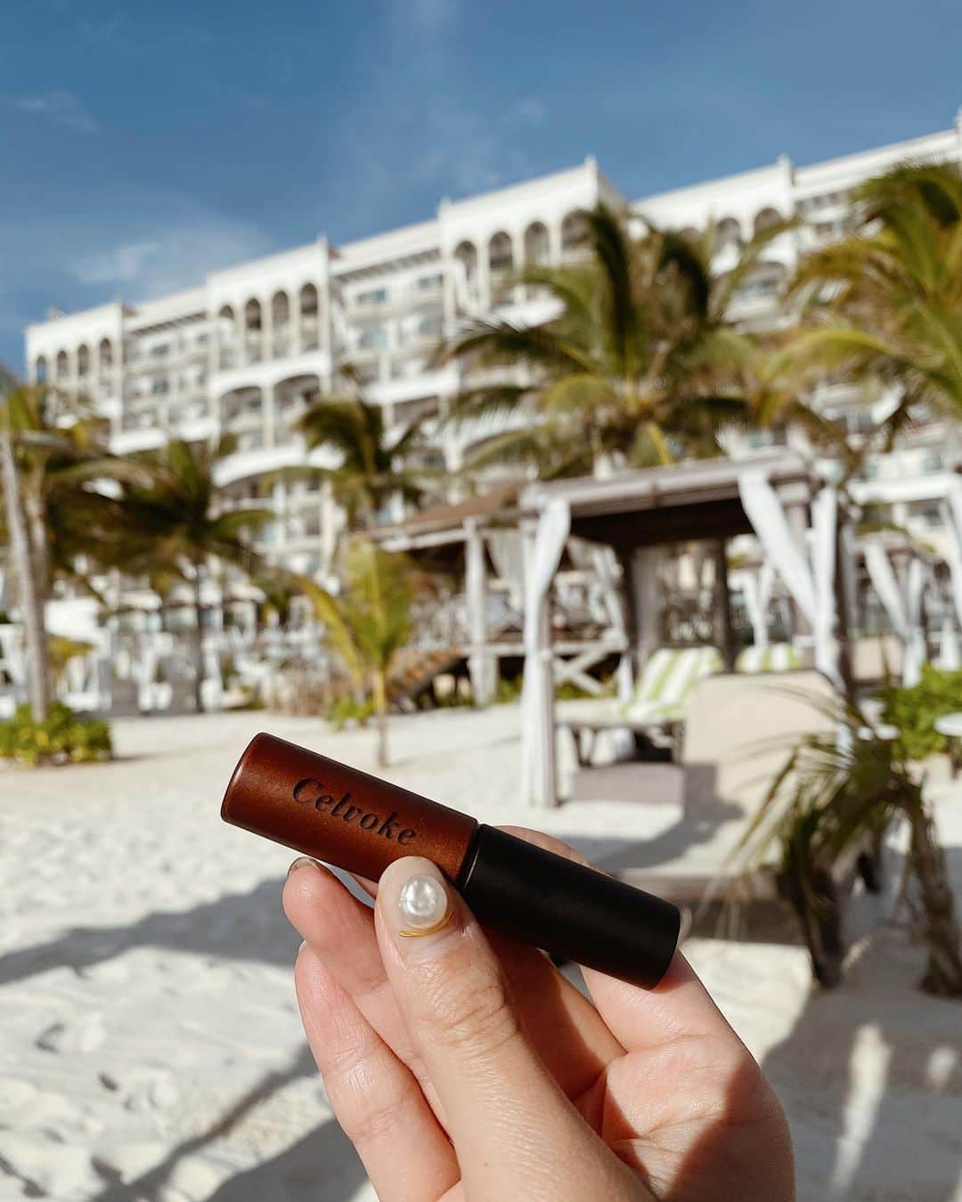 のインスタグラム：「旅先で使いたいと思って買った @celvoke.jp のグロス💕 ブロンズオレンジです🍊 . グリッターな感じで色もしっかりとつきます🥰 ラフな感じに塗るとヘルシーメイクにとっても合うんです🏝 . 夏もたくさん使いたい✌🏾 . . . . .  #cosmetics#celvoke#lipgloss#bronzeorange#エンスロールグロス#エンスロールグロス07#ブロンズオレンジ#旅行メイク#ヘルシーメイク#セルヴォーク」
