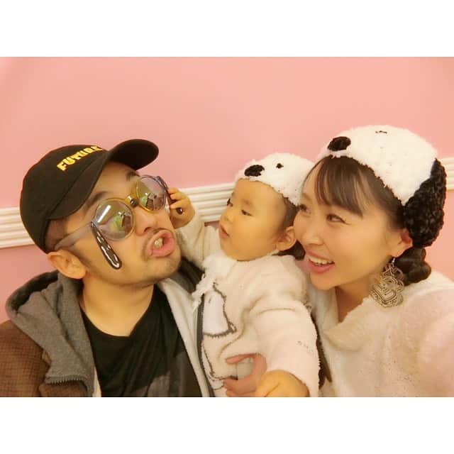 のインスタグラム：「Happy Valentine’s Day💝 ・ パパは、甘いものそんな好きじゃないから、 チョコレートの代わりに「宝くじ」がいいんだと🎫🤑 でもここ数年全く当たらんよw 連番だから、今年も¥200だけ当たったよ💸ww ・ ユウシンはまだチョコ食べれんから、ホワイトソースから作って「グラタン」したょ💝 バクバク食べてくれて嬉しかったけど、写真も動画もないよ😅👶🏻🥣 ・ パパは仕事で地方行ってもーたし、 ユウシンはまだ風邪治ってないから、今日も近所で遊ぶだけにしよ👪 ・ そんな普段通りの、特別な事は全くない「2020年バレンタイン💝」 ・ ・ #2020 #バレンタイン #valentine  #valentineday  #happyvalentinesday  #💝 #宝くじ #グラタン #snoopy  #スヌーピーコーデ #🕶 #かわいい #👶🏻 #baby #boy #family #👪 #papa #mama #yuushin #happy」