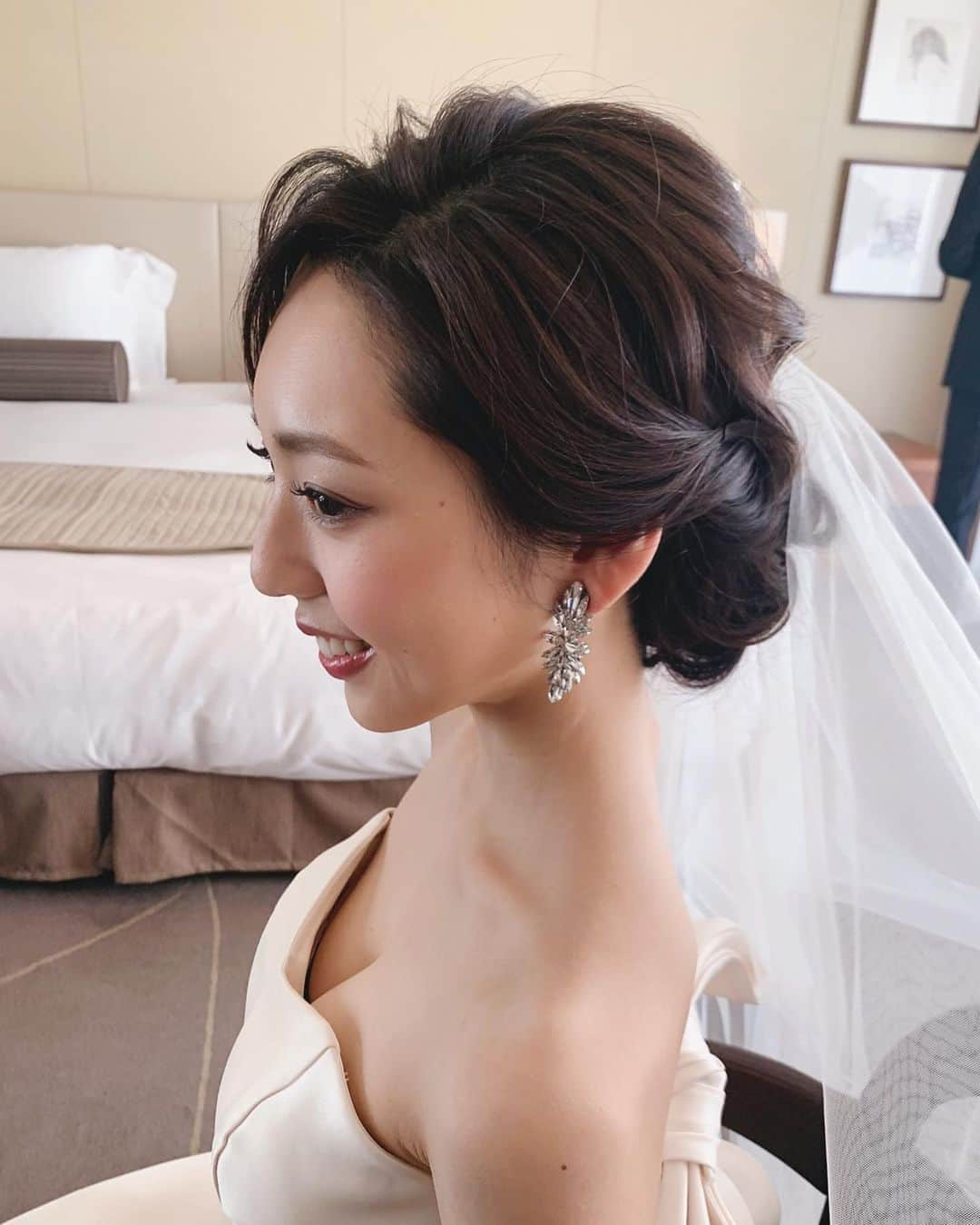 竹本実加さんのインスタグラム写真 - (竹本実加Instagram)「sumikaさんwedding♡﻿ シルクのドレスに﻿ ゆるくラフに崩したシニヨン。﻿ だけど艶のあるスタイリングがお似合い😚💓﻿ .﻿ .﻿ スタイリッシュなドレスに﻿ 大ぶりイヤリング×ヘッド無しの﻿ スタイリッシュなコーデは﻿ 私も大好物！﻿ @belmale.n﻿ .﻿ お肌のきめ細やかさを﻿ 最大限活かした陶器肌メイクにも﻿ しっかりこだわりました😚﻿ ﻿ ﻿ 全てがセンス抜群で﻿ ご一緒していて楽しい1日でした﻿ またお会いしたいなぁ☺️💋﻿ ﻿ ﻿ ﻿ 👰🏻 ﻿ #パレスホテル東京﻿ #ロングヘア﻿ ﻿ ﻿ ••••••••••••••••✈︎﻿ ﻿ ただ今、しばしの休暇を﻿ いただいております💓🌴✈️﻿ 旅投稿は﻿ ひっそりと @mikaarrange に﻿ まとめております←﻿ (誰得)﻿ ﻿ ┈┈┈┈┈┈┈┈┈┈┈﻿ ﻿ 🗓🅂🄲🄷🄴🄳🅄🄻🄴﻿ ﻿ ┈┈┈┈┈┈┈┈┈┈┈﻿ ﻿ ♦︎ 2020年 海外特別渡航スケジュール﻿ . 🇬🇷 9.19〜 / Santorini﻿ 🇫🇷 9.23〜30 / Paris﻿ ﻿ 滞在中は特別料金にて承ります。﻿ 詳しい料金はお問い合わせください✈﻿ ﻿ ♦︎週末空き状況 ※2/14更新﻿ 2020﻿ 5/6(祝水)﻿ 6/6(土), 21(日), 28(日)﻿ 7/19(日)﻿ ※オリンピック中はお問い合わせ下さい﻿ 8/15(土), 16(日), 30(日)﻿ 9/5(土), 12(土), 13(日)﻿ 10/18(日)のみ﻿ 11/3(祝火), 11/8(日)﻿ ﻿ ┈┈┈┈┈┈┈┈┈┈┈﻿ ﻿ 💁🏻‍♀ 🄲🄾🄽🅃🄰🄲🅃﻿ ﻿ お問い合わせは﻿ @mydresser.bridal ﻿ プロフィールリンクから﻿ ﻿ ┈┈┈┈┈┈┈┈┈┈┈﻿ ﻿ #シニヨン #ふわふわ #ルーズヘア #挙式ヘア #クラシカル #艶 #ルーズ #アクセサリー #ヘアチェンジ #ウェディングパーティ #艶肌メイク #挙式ヘアメイク #披露宴ヘアメイク #お色直し入場 #ヘアメイク指名 #ブライダル #ホテルウェディング #外注ヘアメイク #ブライダルヘアメイク #前撮りヘアメイク  #持ち込み美容 #ヘアアレンジ #結婚準備 #mydresser #mikaarrange #weddinghairmake」2月14日 13時43分 - mika.mydresser