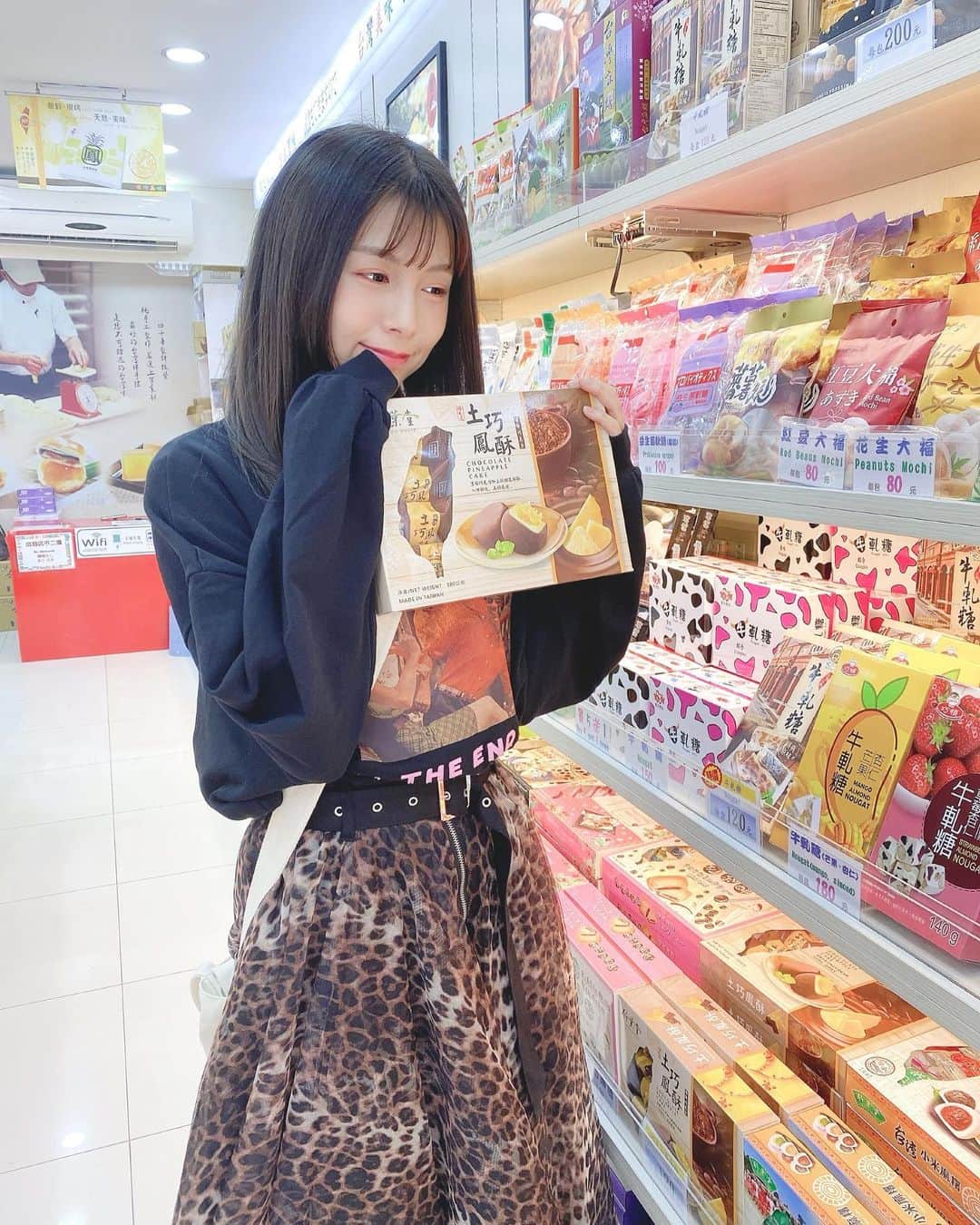 麻衣愛のインスタグラム：「Happy Valentine💕🍫 . 💓😝 #valentine #happyvalentine #taiwan #taipei #台湾 #台北 #パイナップルケーキ #チョコレート #バレンタイン #ハッピーバレンタイン」