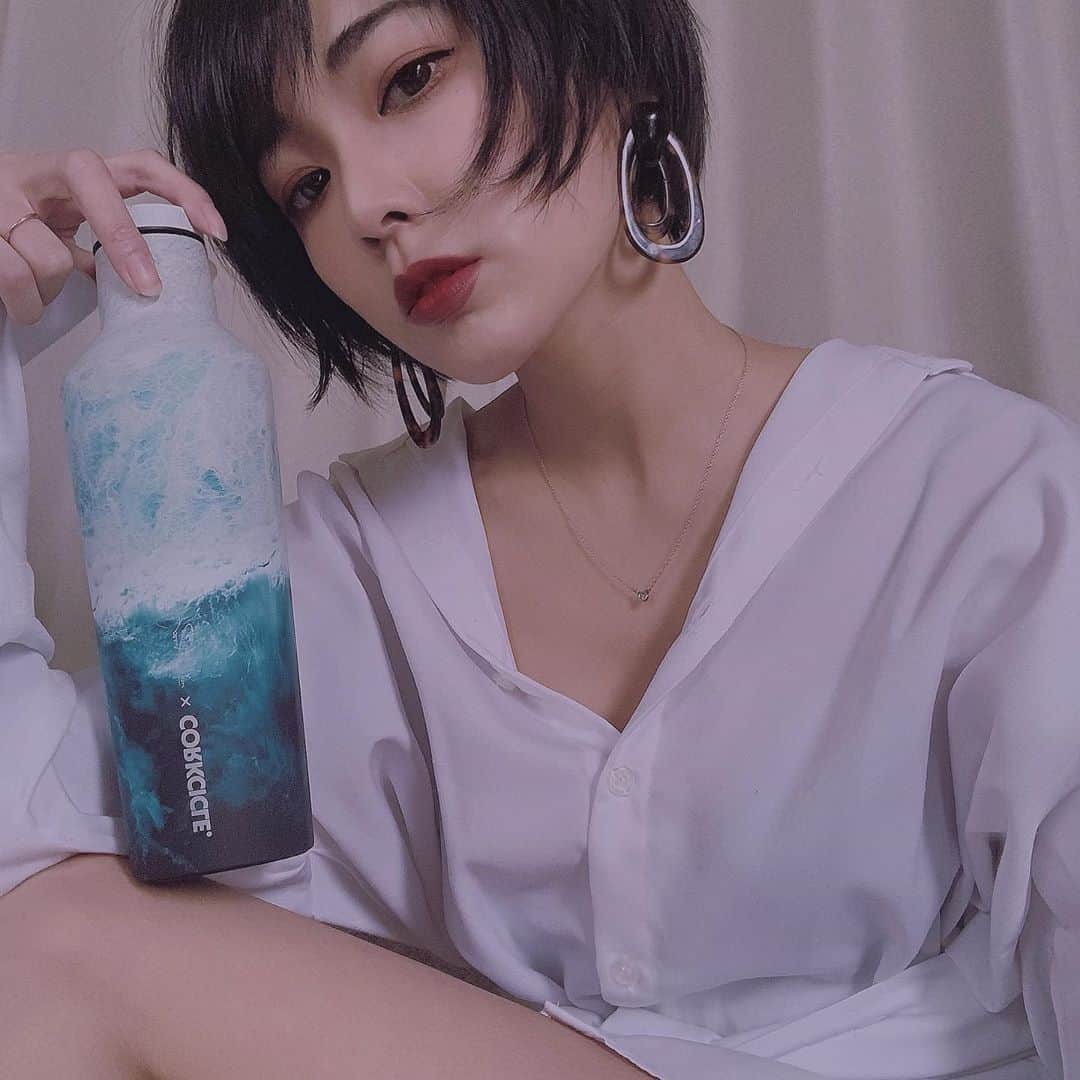 Ai（虫賀愛）さんのインスタグラム写真 - (Ai（虫賀愛）Instagram)「* 「 BYE, BYE PLASTIC BOTTLES 」 * をテーマにアメリカ フロリダ州で生まれた　#CORKCICLE * * ずっとペットボトルを買わないように なるべくレジ袋をもらわないように努めてきたけど 持ってて　るん💕ってなるマイボトルはかかせない * @CORKCICLE * * #byebyeplasticbottle  #corkcicle #コークシクル  #コークシクルタンブラー」2月14日 13時45分 - ai.mushiga