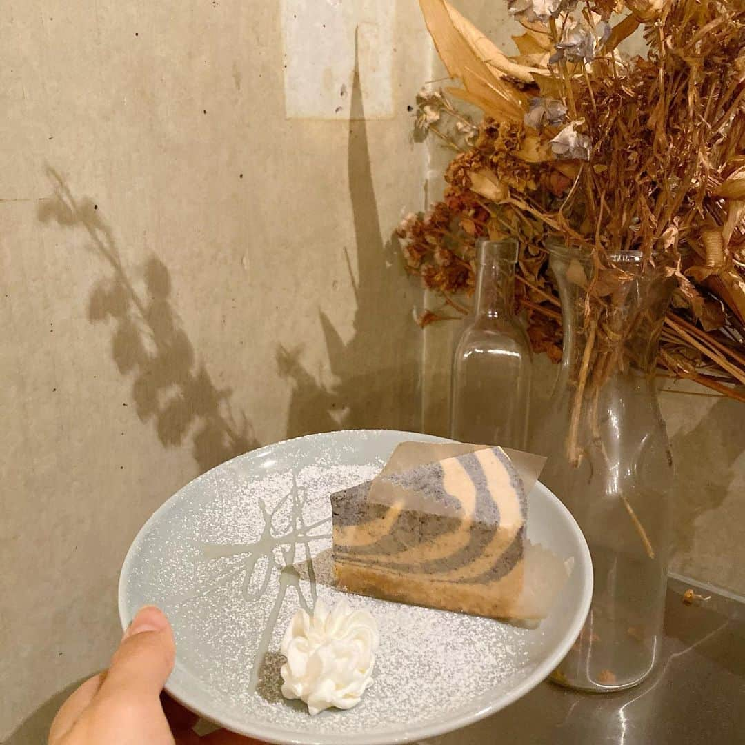 金澤有希さんのインスタグラム写真 - (金澤有希Instagram)「三軒茶屋にあるチーズケーキ屋専門店！！ 私は、「黒ゴマきな子」食べたよ！！ ﻿ 夜に行っても混んでて待ちました☺ 違うのも食べてみたいなぁ🧀︎﻿ ﻿ ﻿ 📍 cafe The SUN LIVES HERE﻿ ●東京都世田谷区三軒茶屋１－２７－３３﻿ ◯三軒茶屋駅 南B出口　徒歩７分﻿ ●10:00-20:00﻿ ◯定休日:なし﻿ ﻿ ﻿ #三軒茶屋 #三軒茶屋カフェ #西太子堂 #西太子堂カフェ #東京カフェ #東京カフェ巡り #カフェ巡り好きな人と繋がりたい #cafethesunliveshere #チーズケーキ専門店 #チーズケーキ #黒ゴマきな子 #三軒茶屋カフェ巡り #カフェ巡り#카페스타그램#카페#패션#패션스타그램#좋아요반사﻿ #먹스타그램 #카페스타그램 #먹방스타그램 #냠냠 #야식타임 #점심 #브랜치 #맛집 #분위기좋은카페」2月14日 13時55分 - yuuki_kanazawa0501