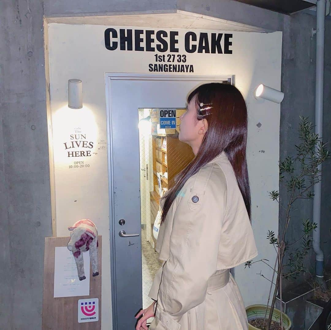 金澤有希さんのインスタグラム写真 - (金澤有希Instagram)「三軒茶屋にあるチーズケーキ屋専門店！！ 私は、「黒ゴマきな子」食べたよ！！ ﻿ 夜に行っても混んでて待ちました☺ 違うのも食べてみたいなぁ🧀︎﻿ ﻿ ﻿ 📍 cafe The SUN LIVES HERE﻿ ●東京都世田谷区三軒茶屋１－２７－３３﻿ ◯三軒茶屋駅 南B出口　徒歩７分﻿ ●10:00-20:00﻿ ◯定休日:なし﻿ ﻿ ﻿ #三軒茶屋 #三軒茶屋カフェ #西太子堂 #西太子堂カフェ #東京カフェ #東京カフェ巡り #カフェ巡り好きな人と繋がりたい #cafethesunliveshere #チーズケーキ専門店 #チーズケーキ #黒ゴマきな子 #三軒茶屋カフェ巡り #カフェ巡り#카페스타그램#카페#패션#패션스타그램#좋아요반사﻿ #먹스타그램 #카페스타그램 #먹방스타그램 #냠냠 #야식타임 #점심 #브랜치 #맛집 #분위기좋은카페」2月14日 13時55分 - yuuki_kanazawa0501