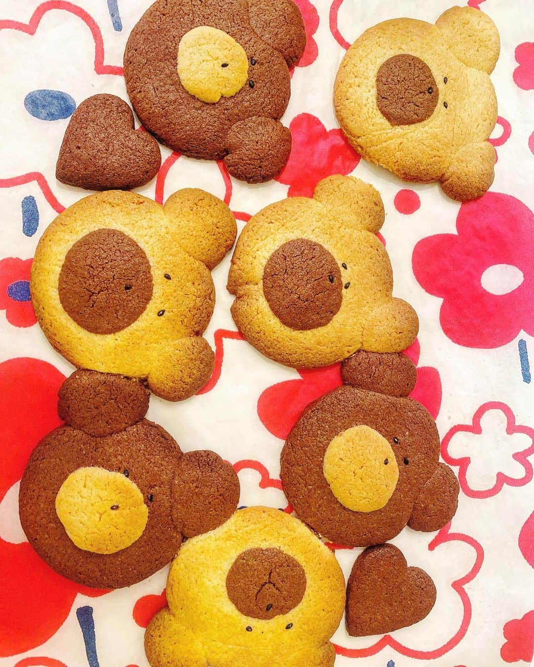 あやなんさんのインスタグラム写真 - (あやなんInstagram)「可愛いくまクッキー焼きました🐻❤ あと生チョコ〜！！！」2月14日 13時47分 - ayachan_0619