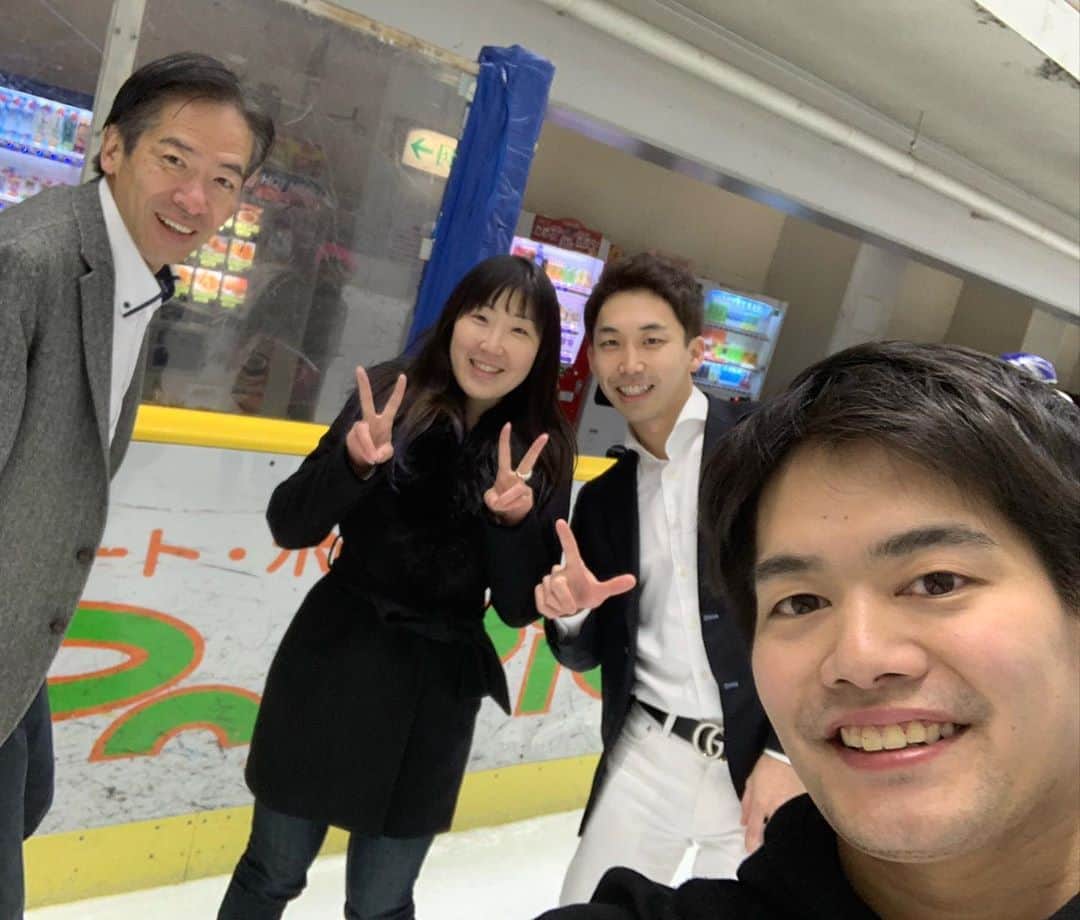 小塚崇彦さんのインスタグラム写真 - (小塚崇彦Instagram)「パピオ行ってきました！！ 香坂さん、坂下さん、タピさんにも署名してもらい、一緒に滑ってきました！ ご協力ありがとうございました！  #パピオ #スケート スケートリンク #署名活動」2月14日 13時48分 - takakozuka