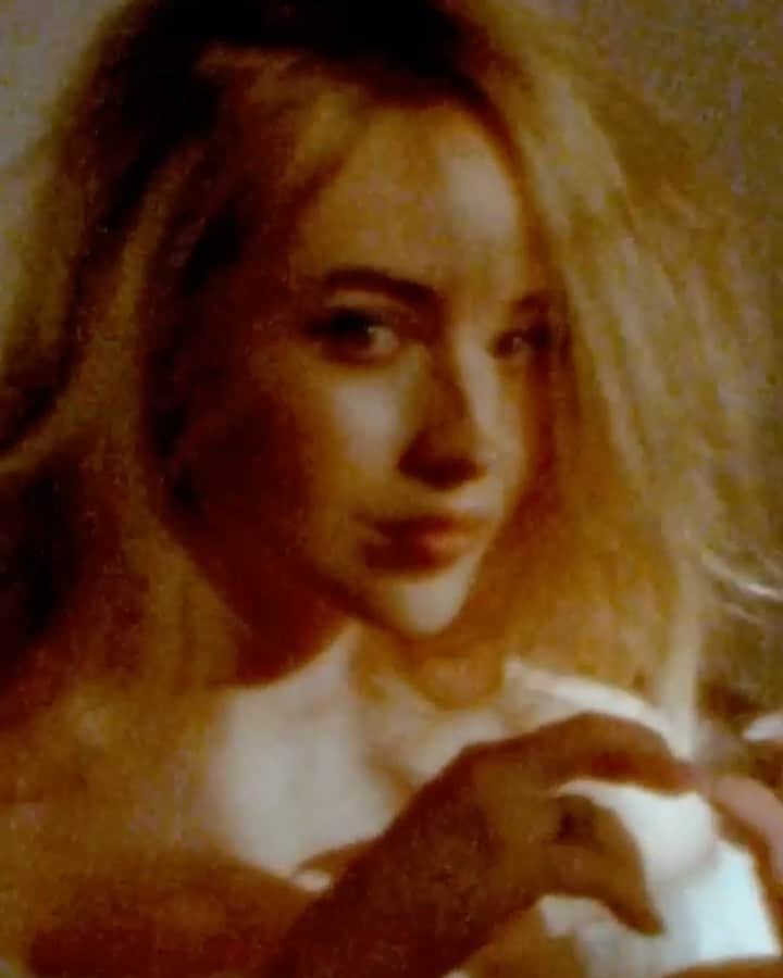 サブリナ・カーペンターのインスタグラム：「“Honeymoon Fades” is out now🤍  link in bio」