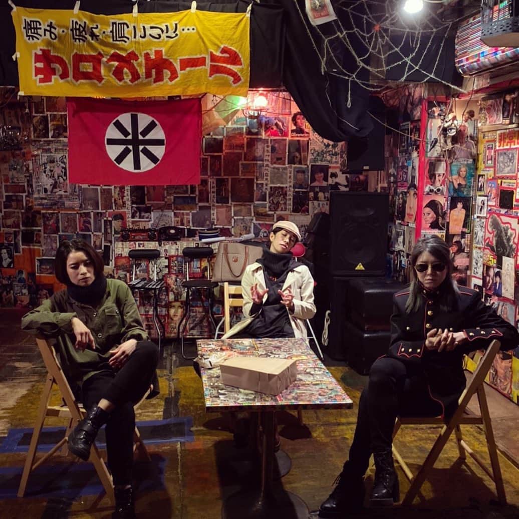 真崎ゆかのインスタグラム：「PUNK BANK第五回公演『側』 初日ご来場いただいた皆様ありがとうございました！ ・ 本日は19:00〜 上演時間は約60分です。 予約フォームからは2時間前まで受付可能です！ ・ 本日はバレンタイン特典あります♡ ・ #PUNKBANK #PUNKBANK第五回公演 #側 #BARGARIGARI #秋草瑠衣子 #末冨真由 #土肥麻衣子 #真崎ゆか #女4人芝居 #バレンタイン  #プレゼント」