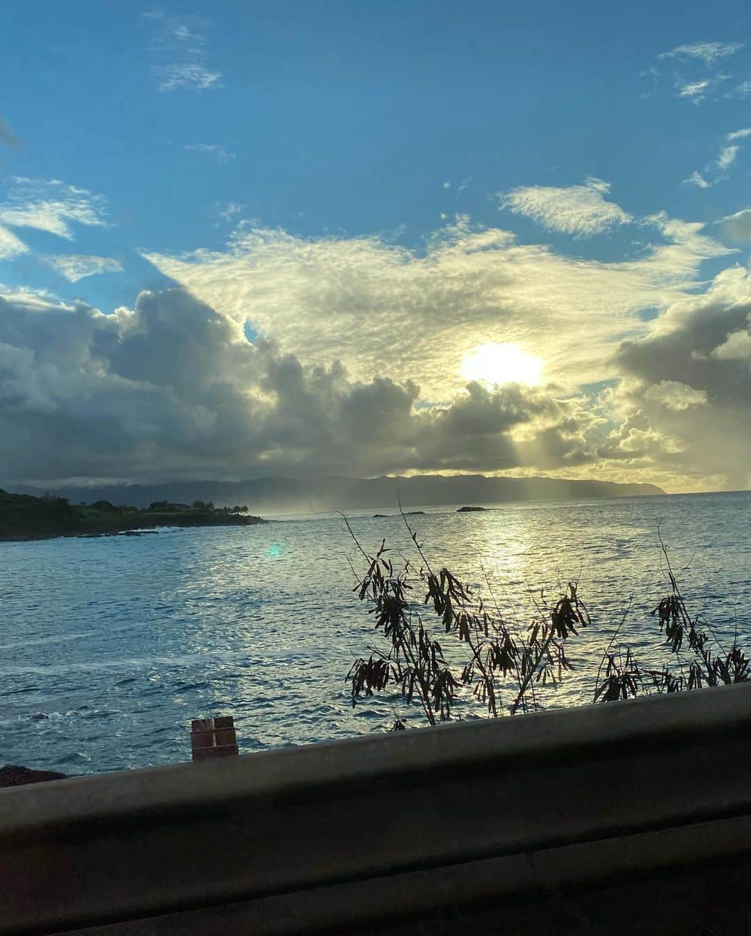 小川永子さんのインスタグラム写真 - (小川永子Instagram)「ハワイの空🌇 青空も夕焼けも、日の出や曇り空も、ほんとどの景色をとっても最高。  今回は、朝５時集合で、 #イルカ中学校　のプログラムに参加してきました。  忘れることのできない最高の体験🐬  またハワイに来たら、必ず会いに行きます！  いるかちゃん、大好きです❤️ #hawaii  #dolfin  #waikiki  #アナウンサー #正月ハワイ #写真 #空」2月14日 14時07分 - hisak03