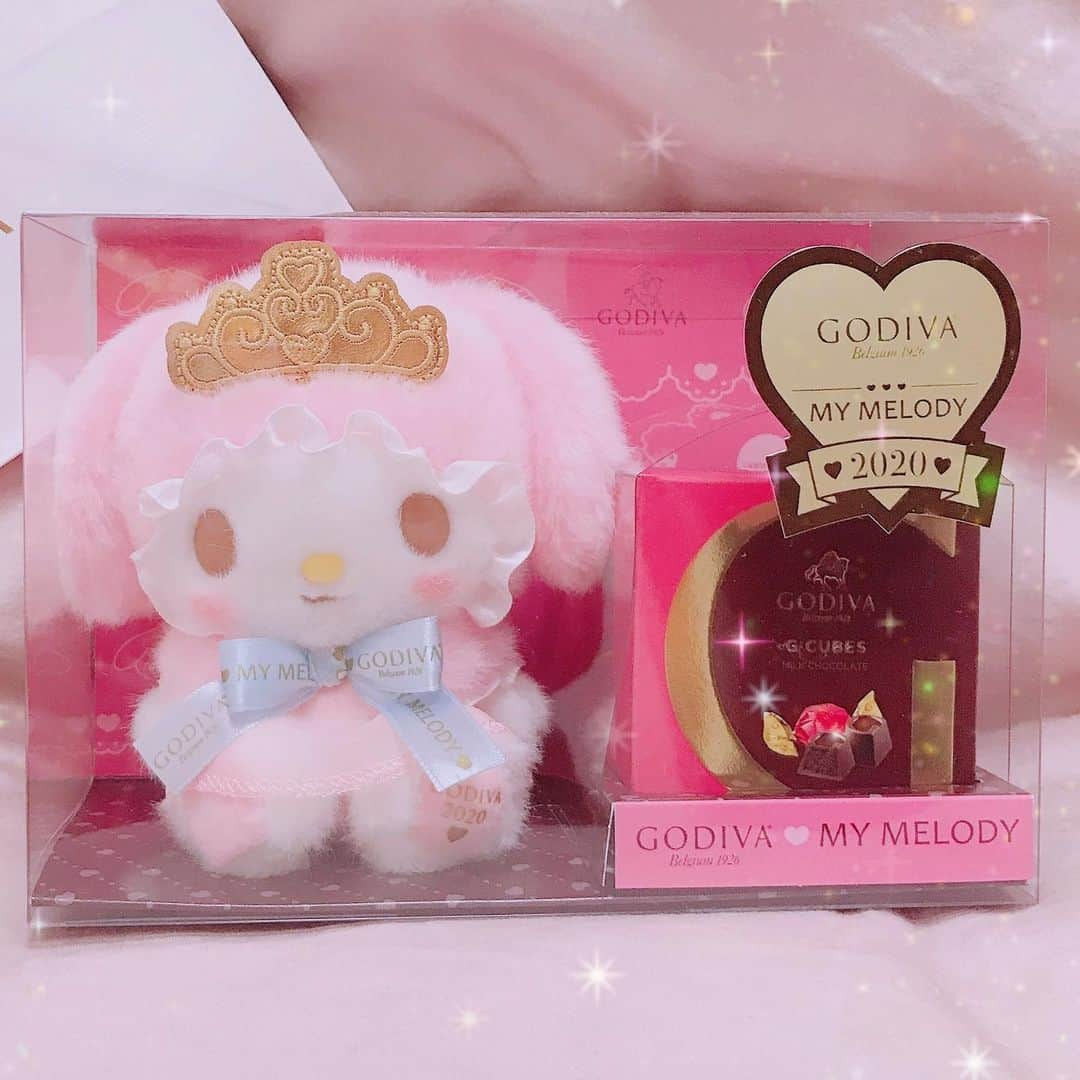 あかりさんのインスタグラム写真 - (あかりInstagram)「🎀👑GODIVA×めろたん 2020👑🎀 ことしゎティアラつけてるぅ♔*°｡・:＋°✨✨💕 おっきーのとちっちゃいので おかおが ちがくて かわいぃぃ〜(｡>ㅿ<｡)💗💭💗💭💗 ちっちゃいこ、なんだか にゃむってる。( o̴̶̷᷄௰o̴̶̷᷅ )🍼💭 おでゎBOXにいれてかざっておくよぉ〜✨✨ GODIVAコラボのめろたん ほんっといつも とびきりかわいーから まいとしたのしみなんだぁ🍫💕 💭 💭 #あかちゃむとめろたん #まいめろ #めろたん #マイメロ #マイメロバレンタイン #バレンタイン2020 #ばれんたいん #サンリオバレンタイン #ゴディバコラボ #godivaコラボ #godiva #マイメロGODIVA #godivaマイメロディ #mymelody #mymelody2020 #マイメロかわいい #マイメロゴディバ #GODIVAMYMELODY #godiva2020」2月14日 14時09分 - akachamxx